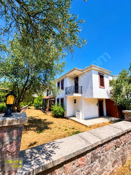 İstanbul Emlaktan Sarımsaklı Zeytin Arasında Geniş Bahçeli Villa