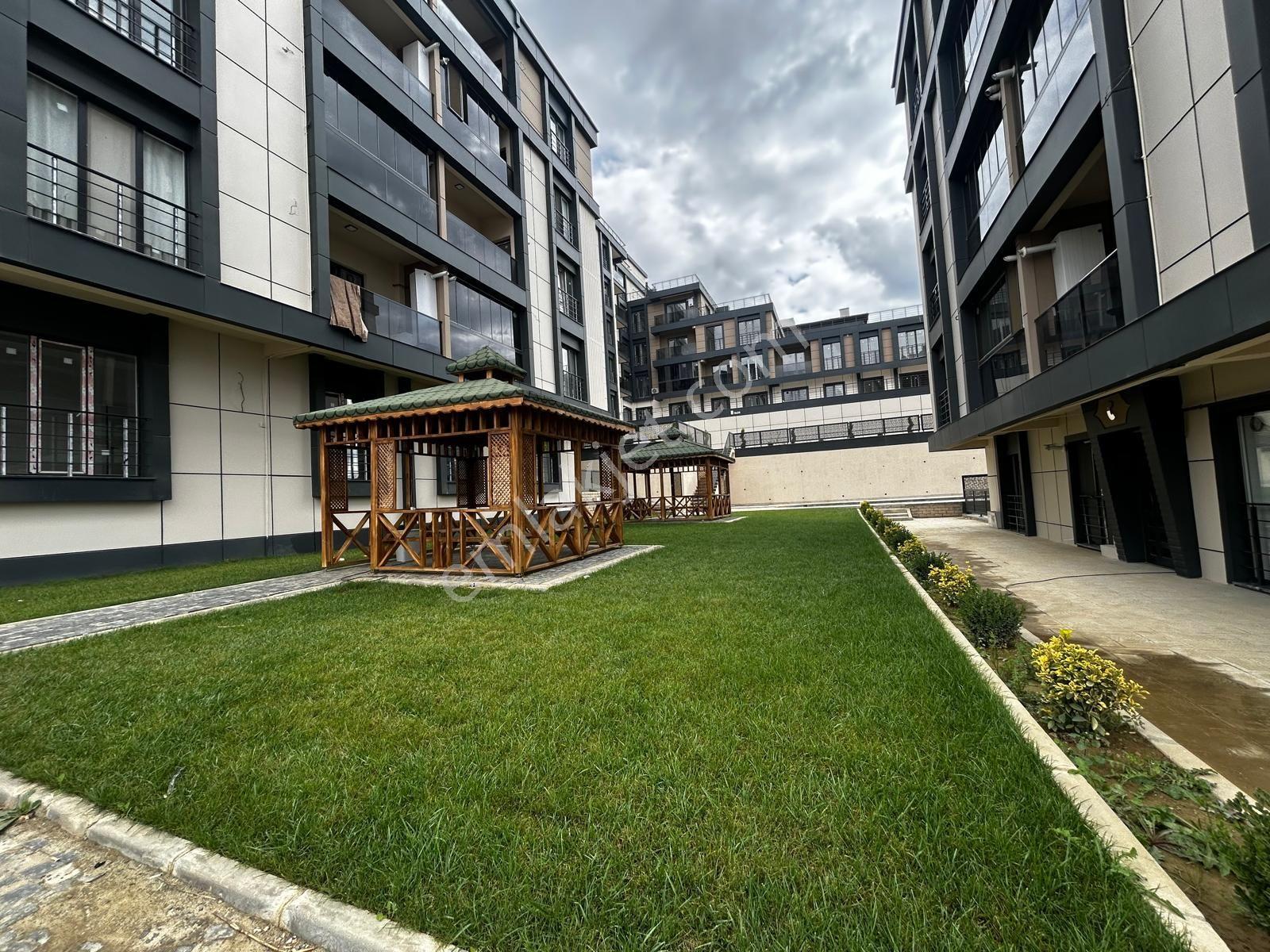 Delux'den Atatürk Mah. Havuzlu Sitede 1+1 Satılık Daire — fotoğraf 2