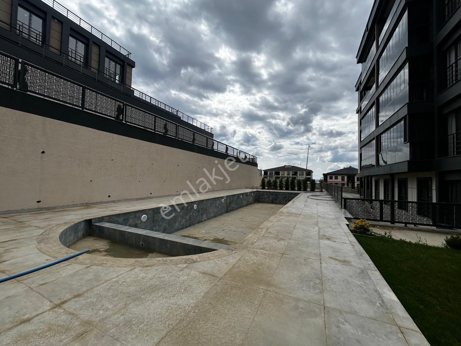 Delux'den Atatürk Mah. Havuzlu Sitede 1+1 Satılık Daire — fotoğraf 6