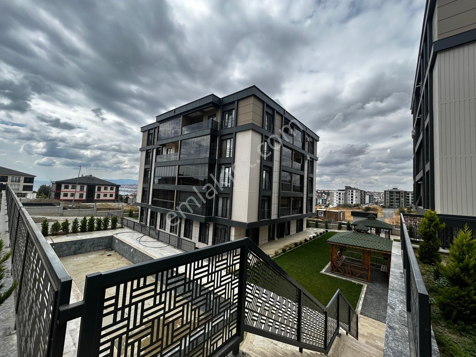 Delux'den Atatürk Mah. Havuzlu Sitede 1+1 Satılık Daire — fotoğraf 8
