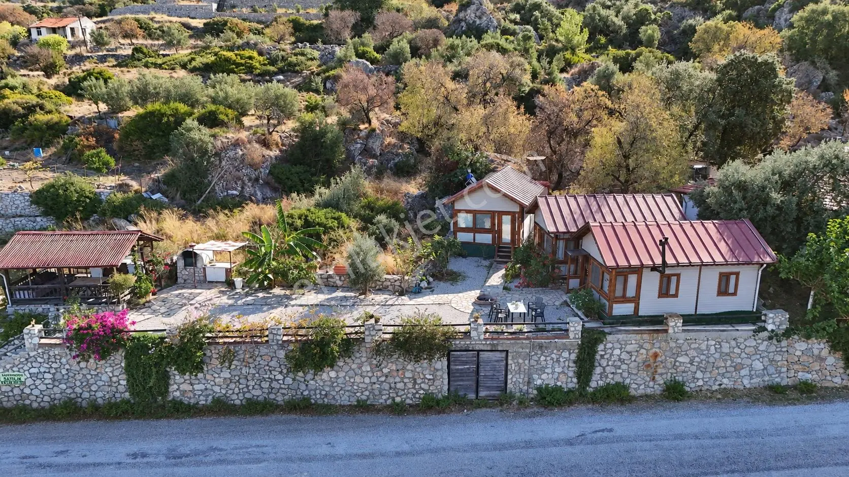 Marmaris Söğüt'Te Deniz Manzaralı, 3 Ahşap Evli Satılık Arsa