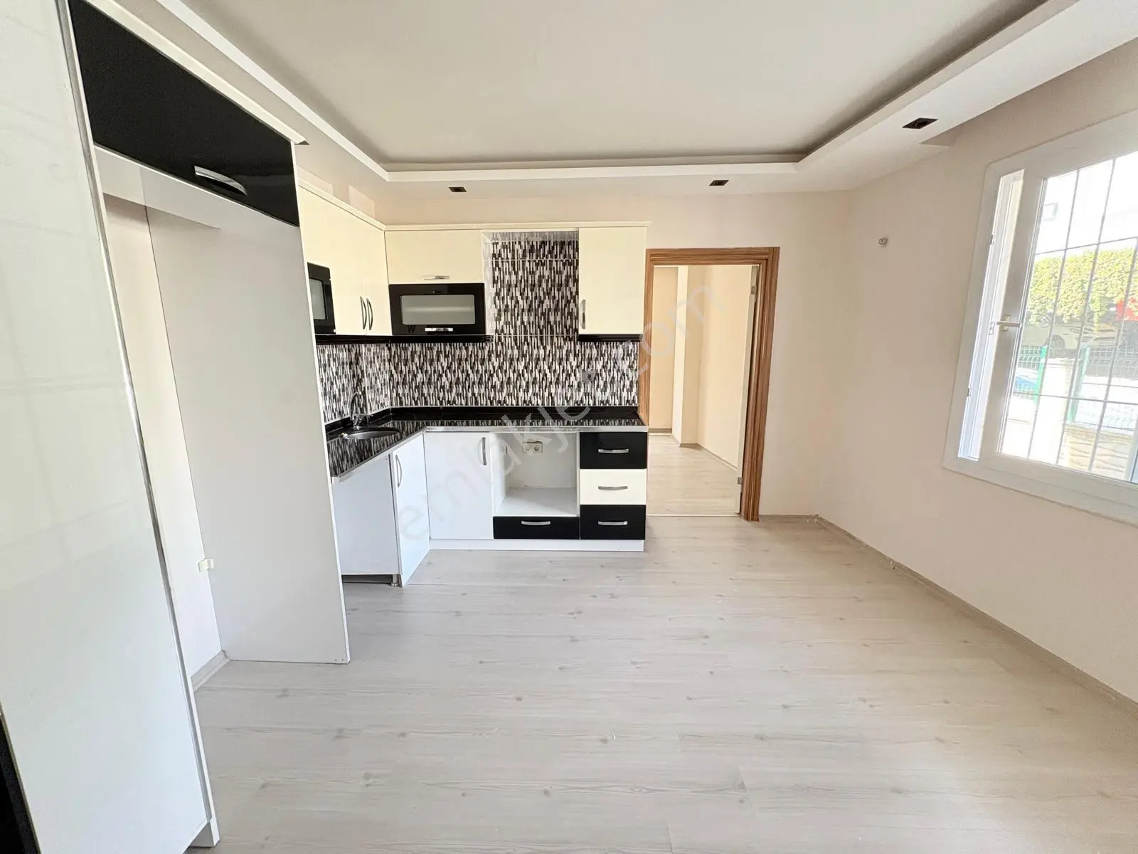 Prestij'Den Çiftlikköy'De Üni.Civarı Geniş Oturumlu 2+1 Daire
