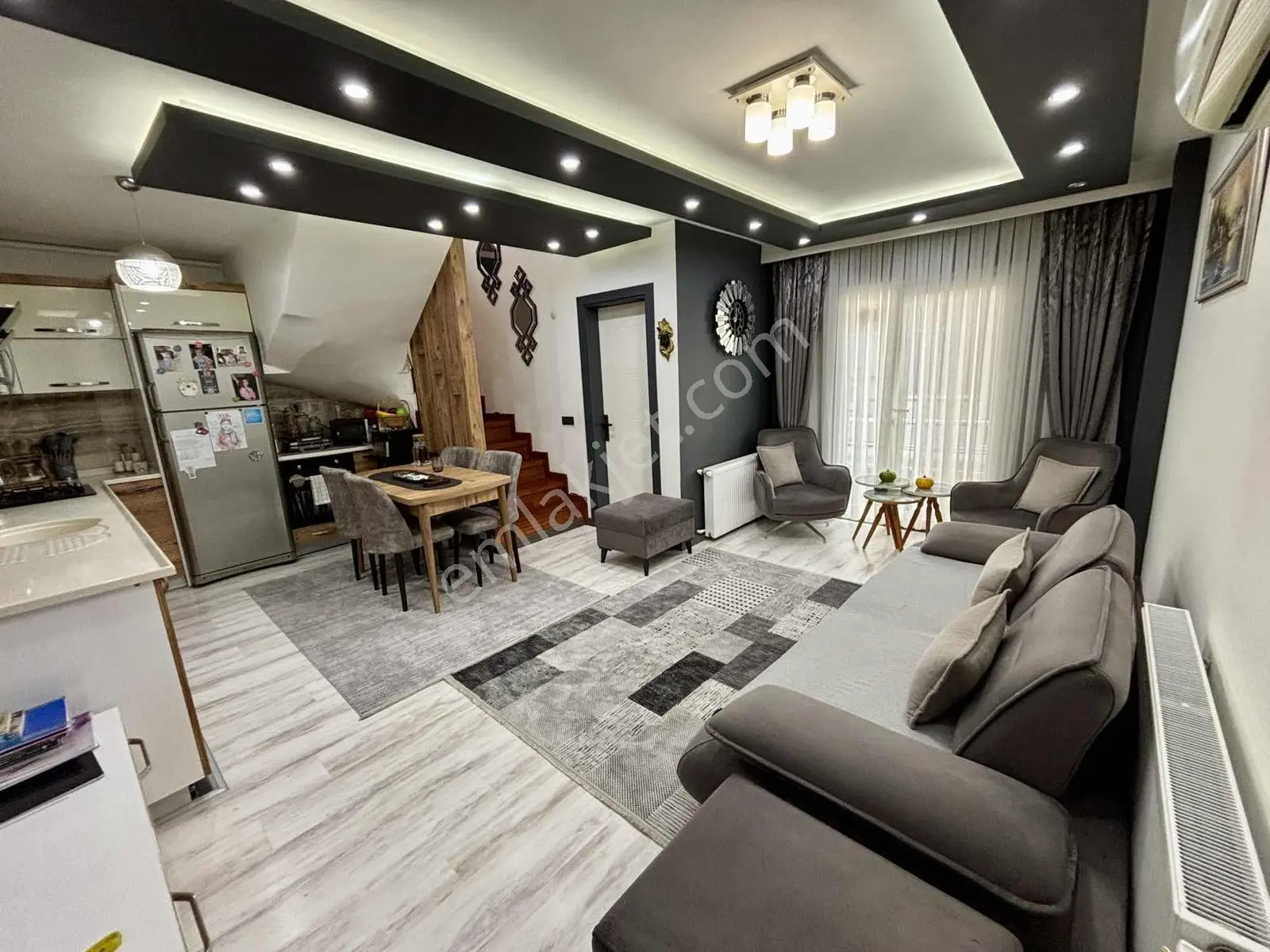Kuşadası Merkezde Sahil Plaj Çarşıya 200M 3+1 Dubleks Daire