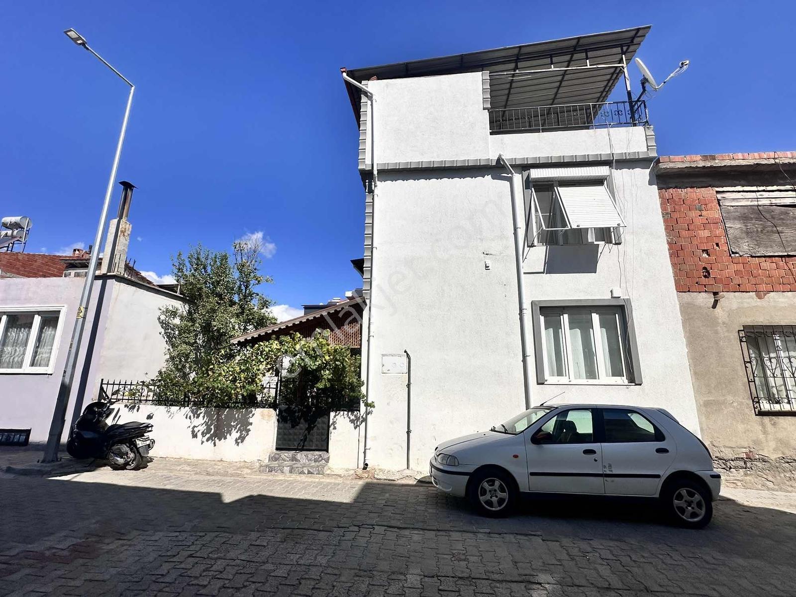 Tamer'Den Zeytinli Köy Merkezinde Bahçeli 3 Katlı Müstakil Ev