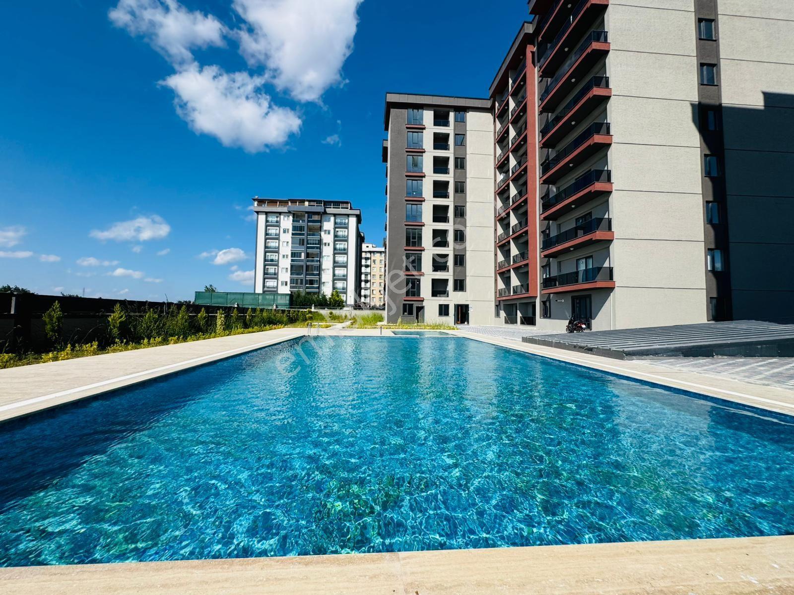 Çerkezköy**Mer-Pa İnş.*** Avm'Ler Bölgesinde Site İçerisinde İskanlı Sıfır 1+1 L...