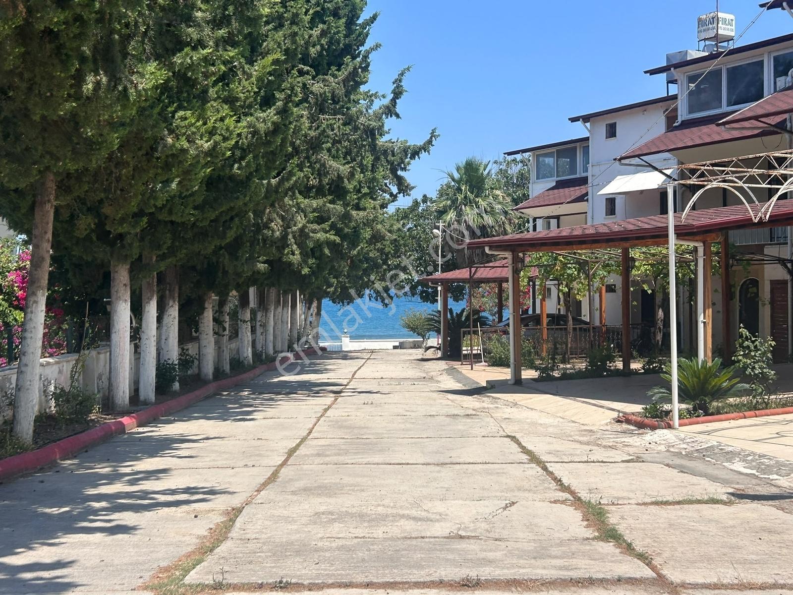 Arsuz 14 Evler Villa Kent Sitesinde Satılık Denize Sıfır Yazlık