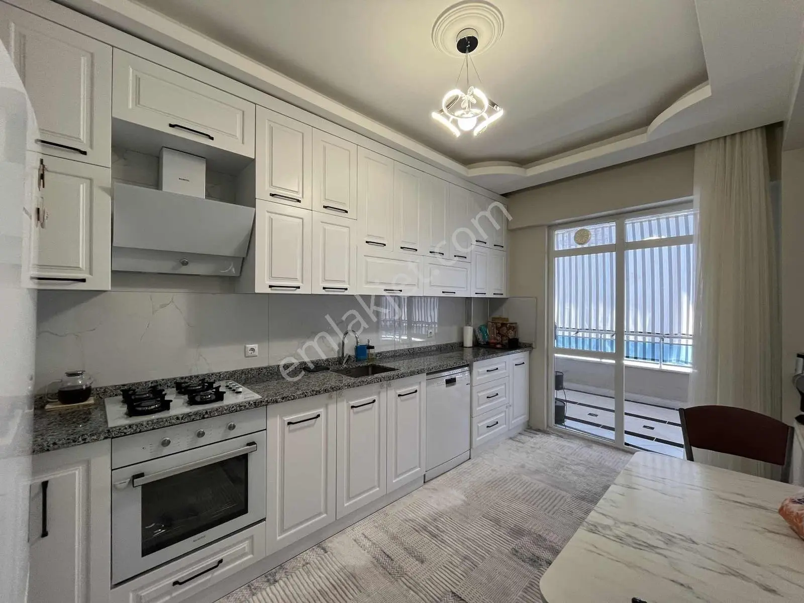 İstiklal Mahallesinde 140 M² Ferah Ve Bakımlı Geniş Daire!