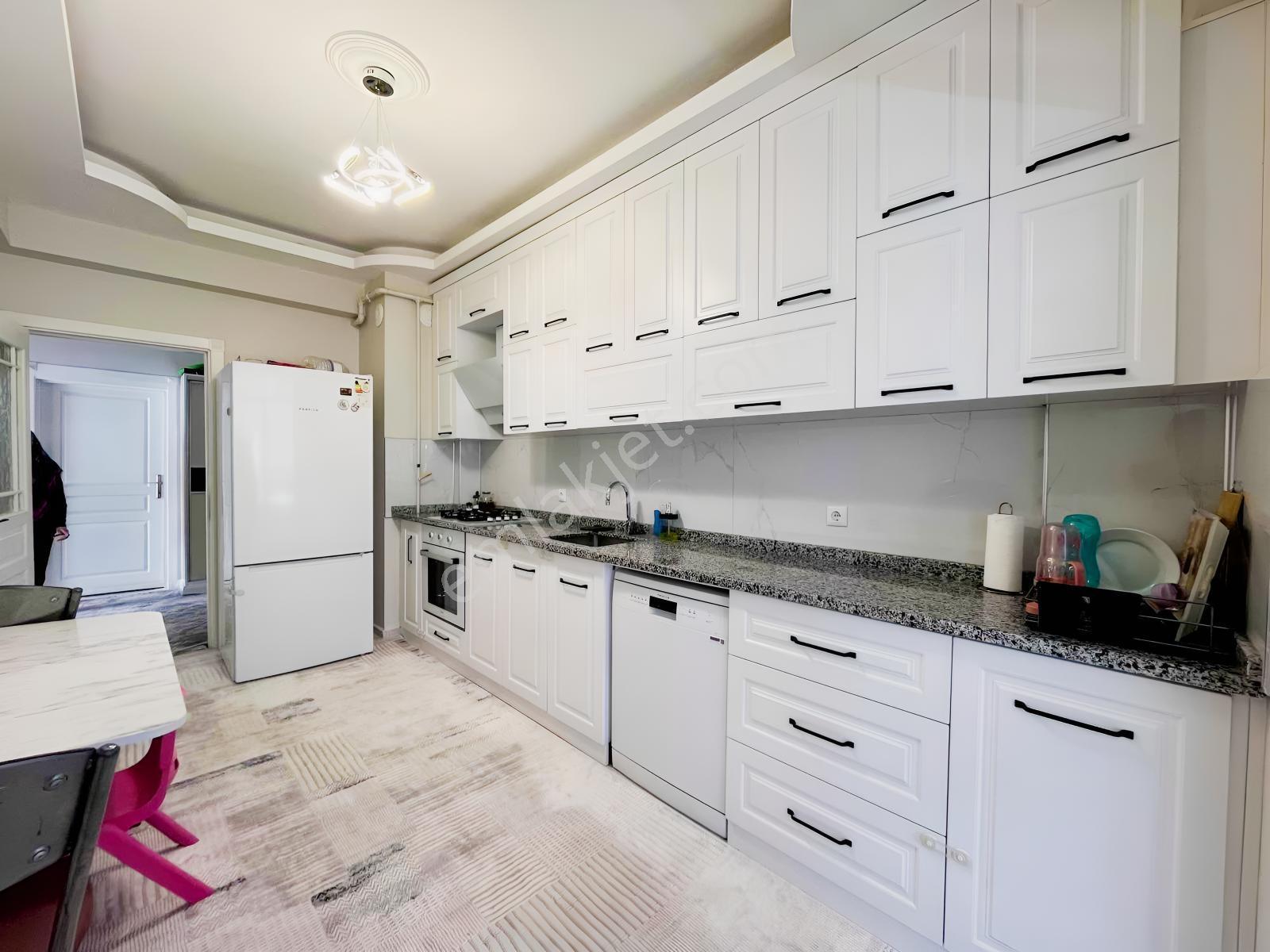 İstiklal Mahallesinde 140 M² Ferah Ve Bakımlı Geniş Daire! — fotoğraf 2