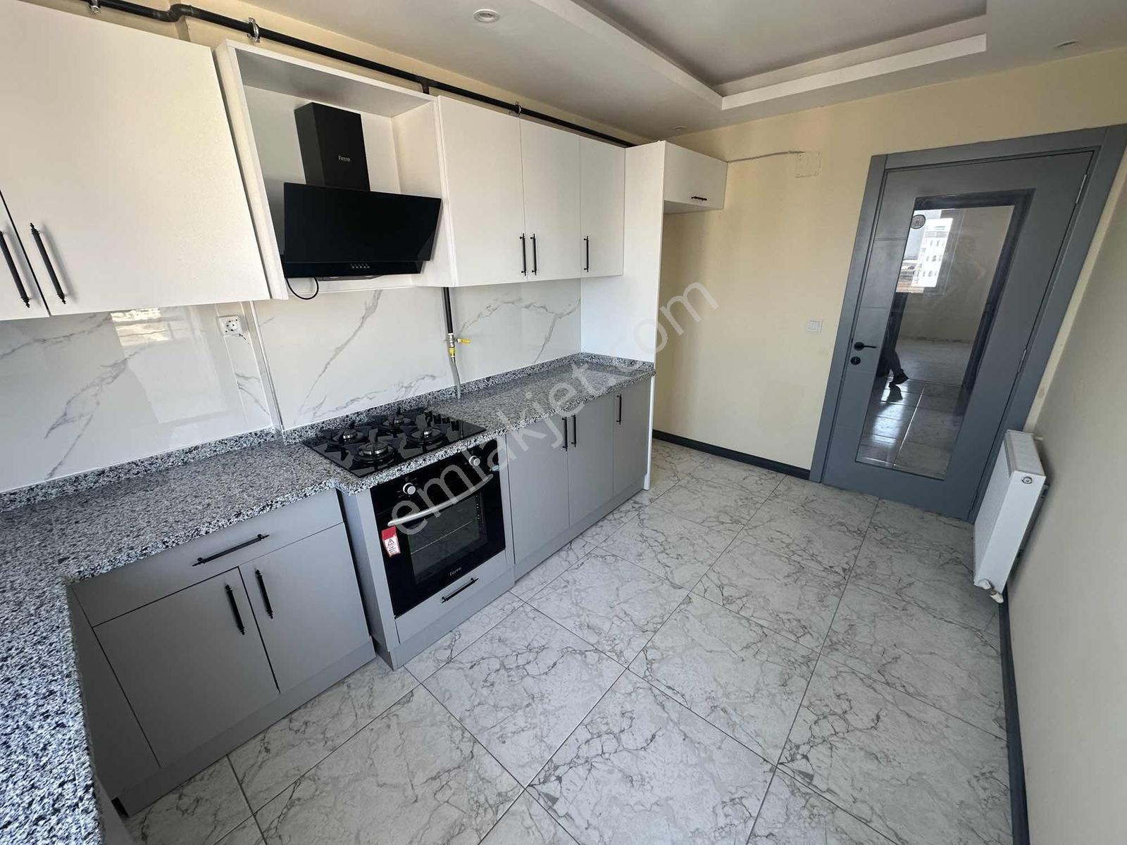 Sarıçam Belediye Arkası Cadde Üzeri Yapılı Az Katlı Satılık 2+1