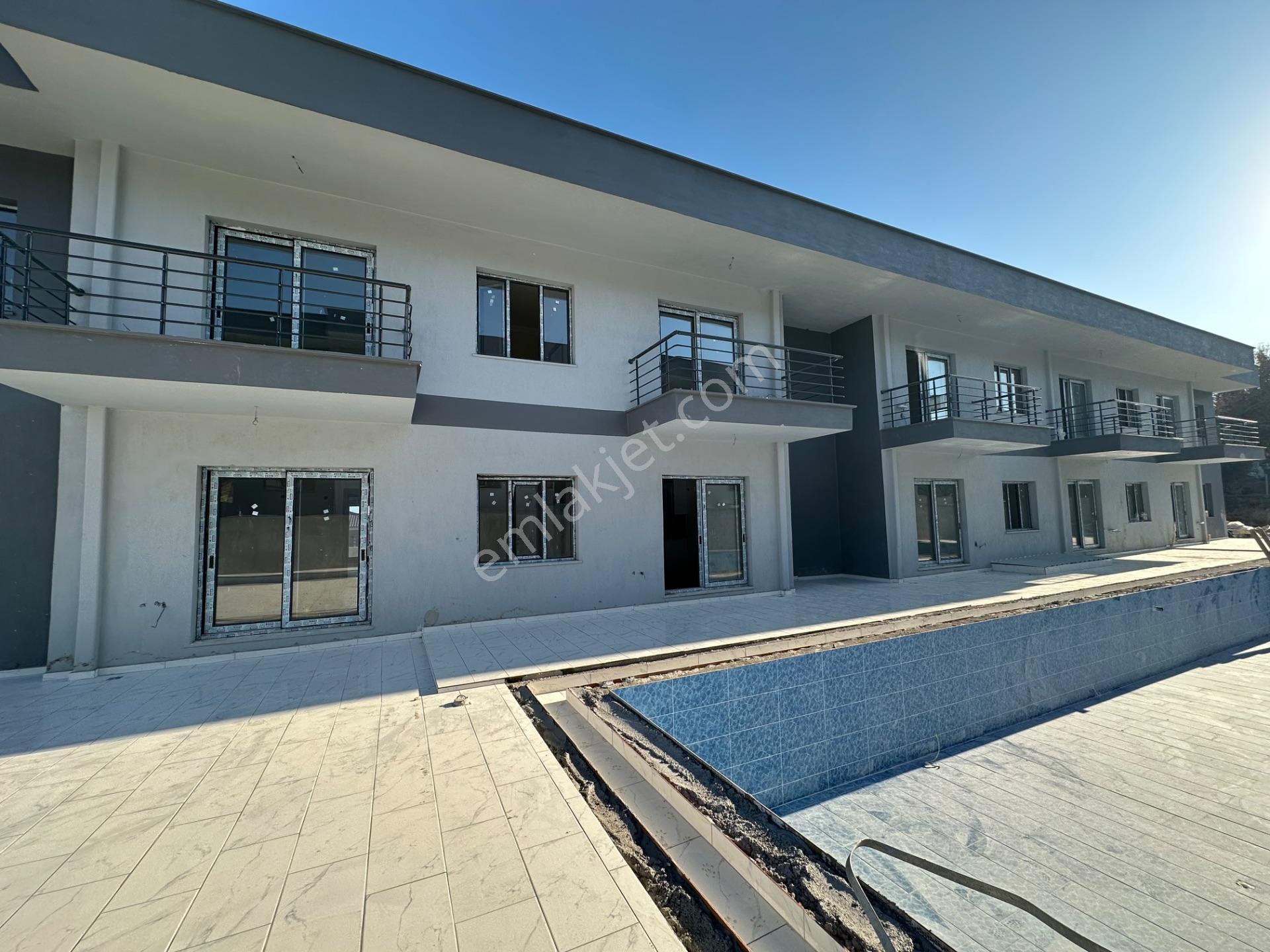 Üçpınar Mahallesi’nde Havuzlu 1 + 1 Satılık Daire — fotoğraf 8