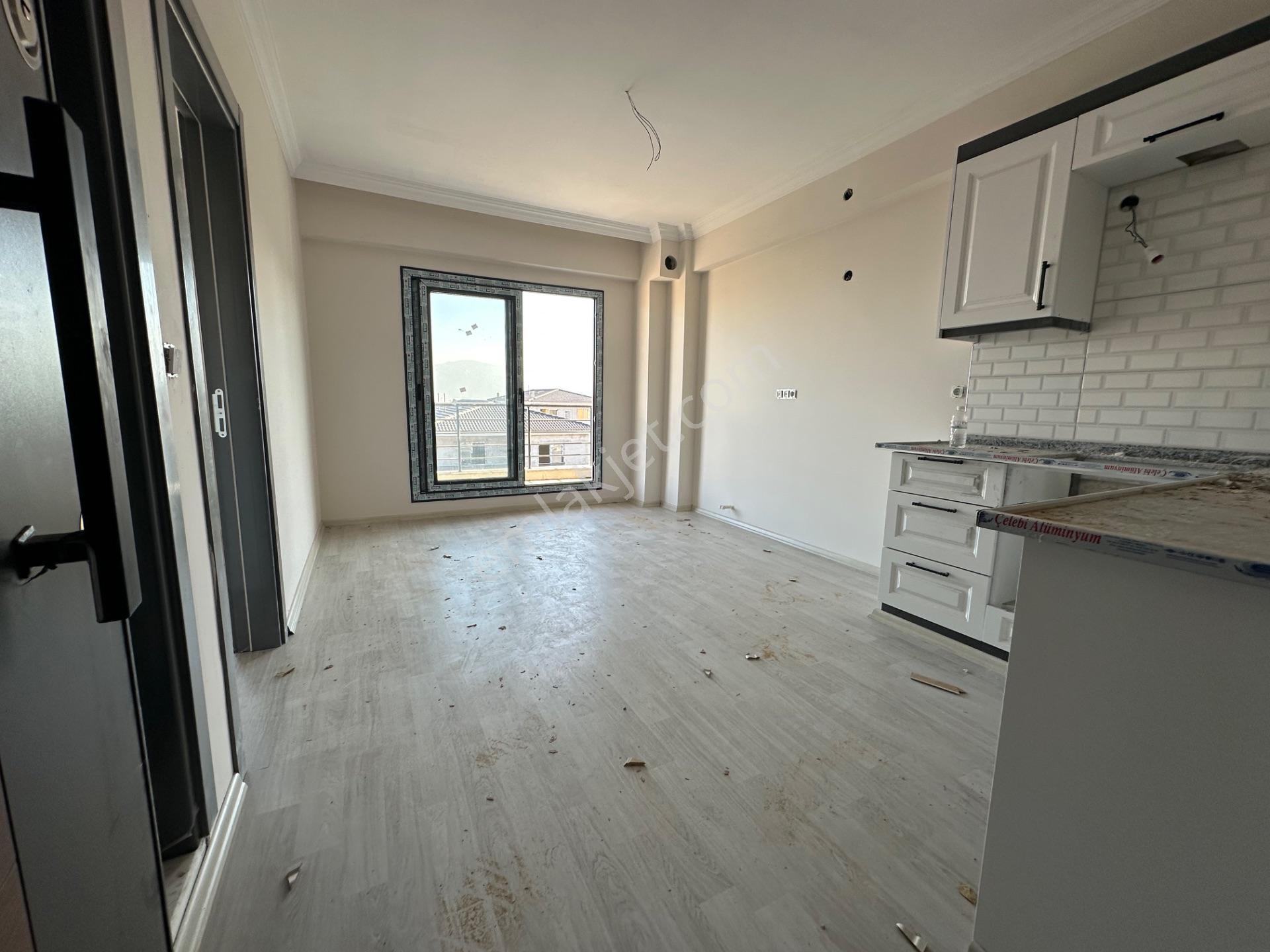 Üçpınar Mahallesi’nde Havuzlu 1 + 1 Satılık Daire — fotoğraf 12