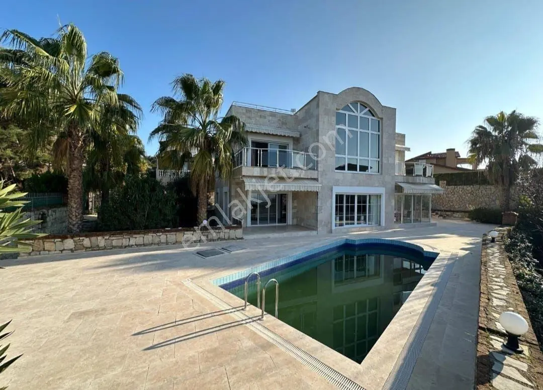 Kuşadası Satılık 4+1 Tek Müstakil Malikane Tadında Villa