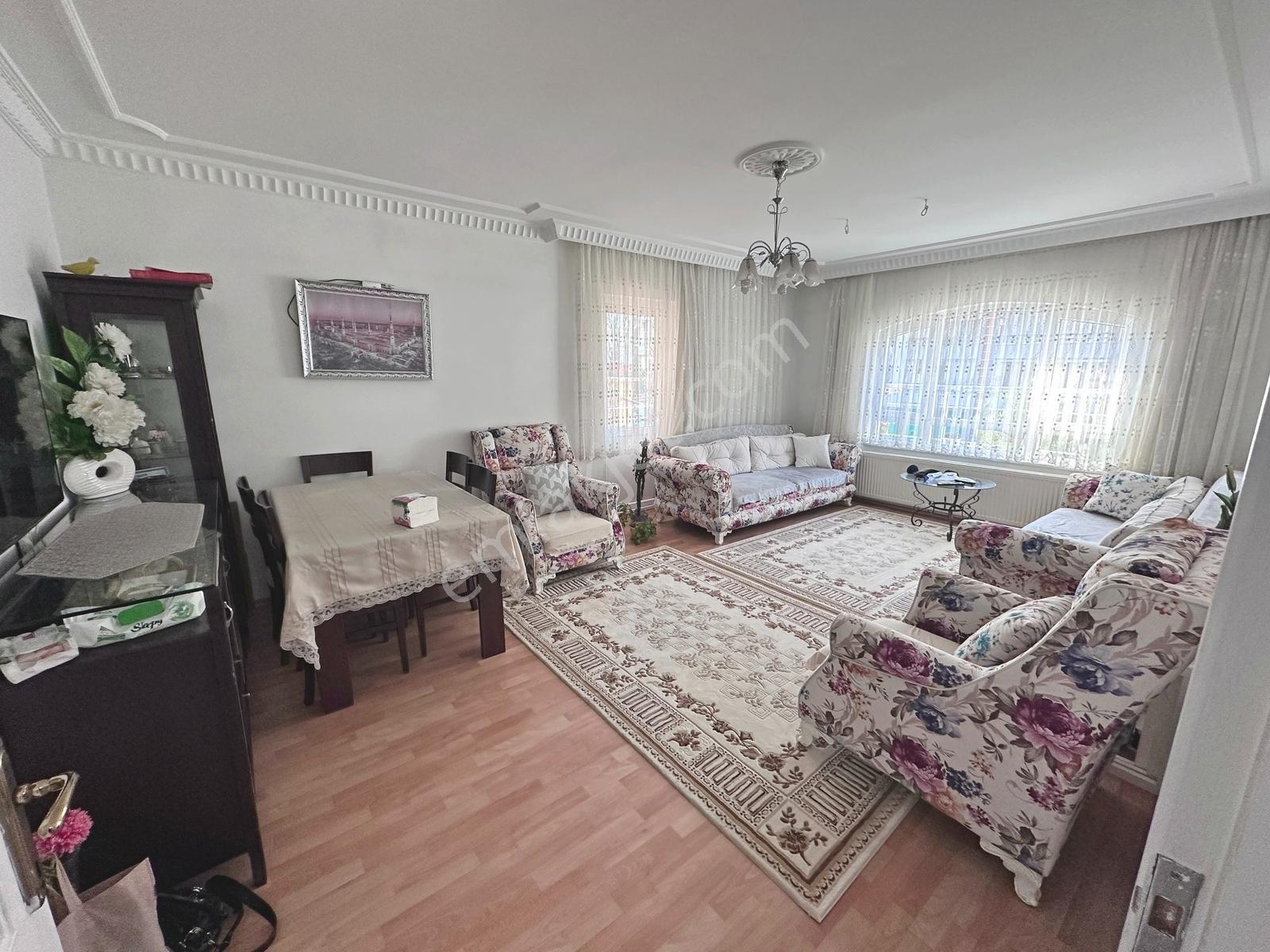 Dereboyu Cadde Üzerinde Ön Cephe Çift Balkonlu 3+1 Satılık Daire