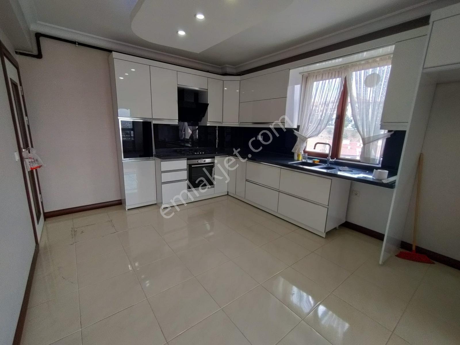 Ful Yapılı Manzaralı Cadde Kenarı Satılık 4+1 Daire