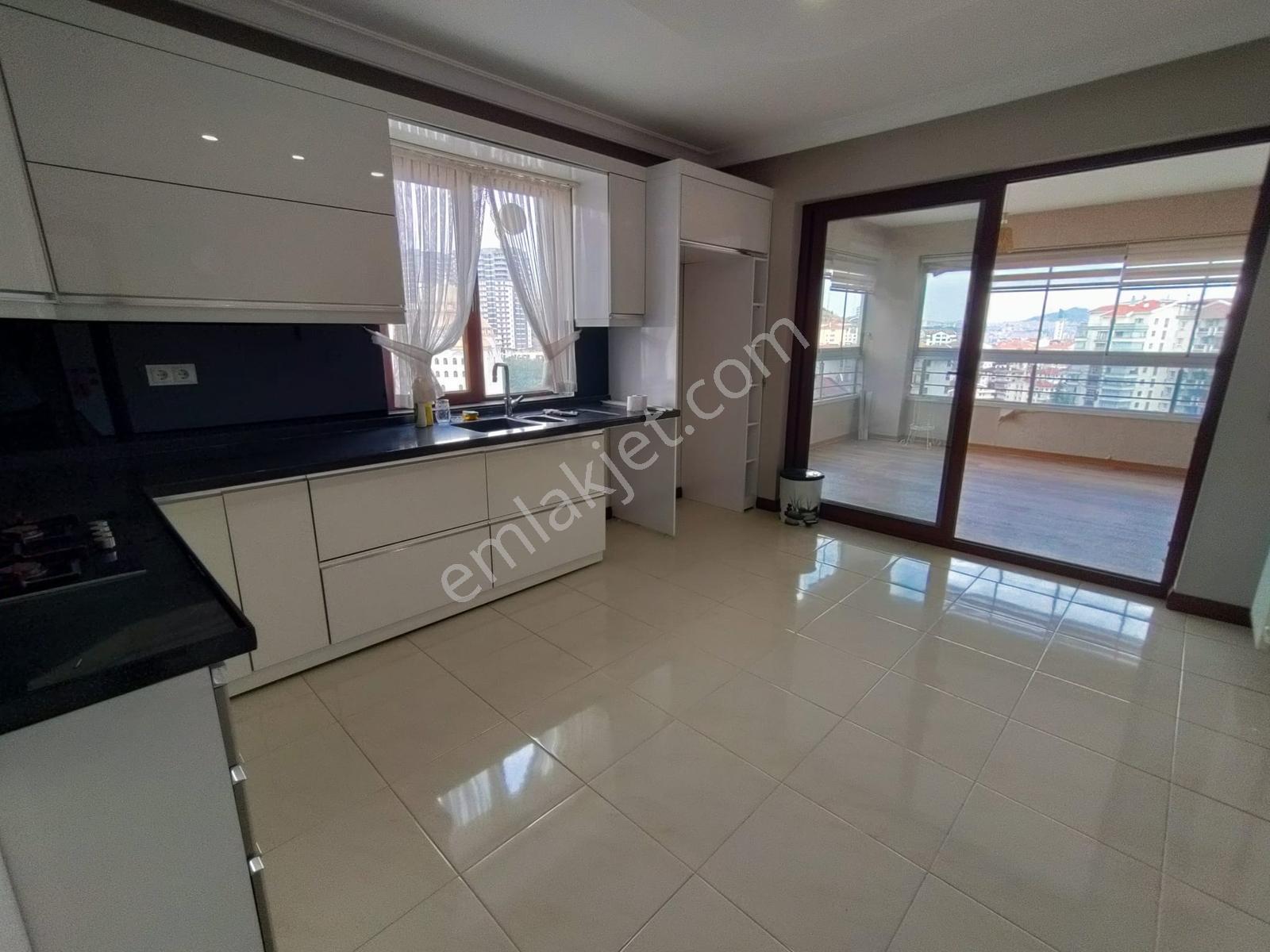 Ful Yapılı Manzaralı Cadde Kenarı Satılık 4+1 Daire — fotoğraf 2