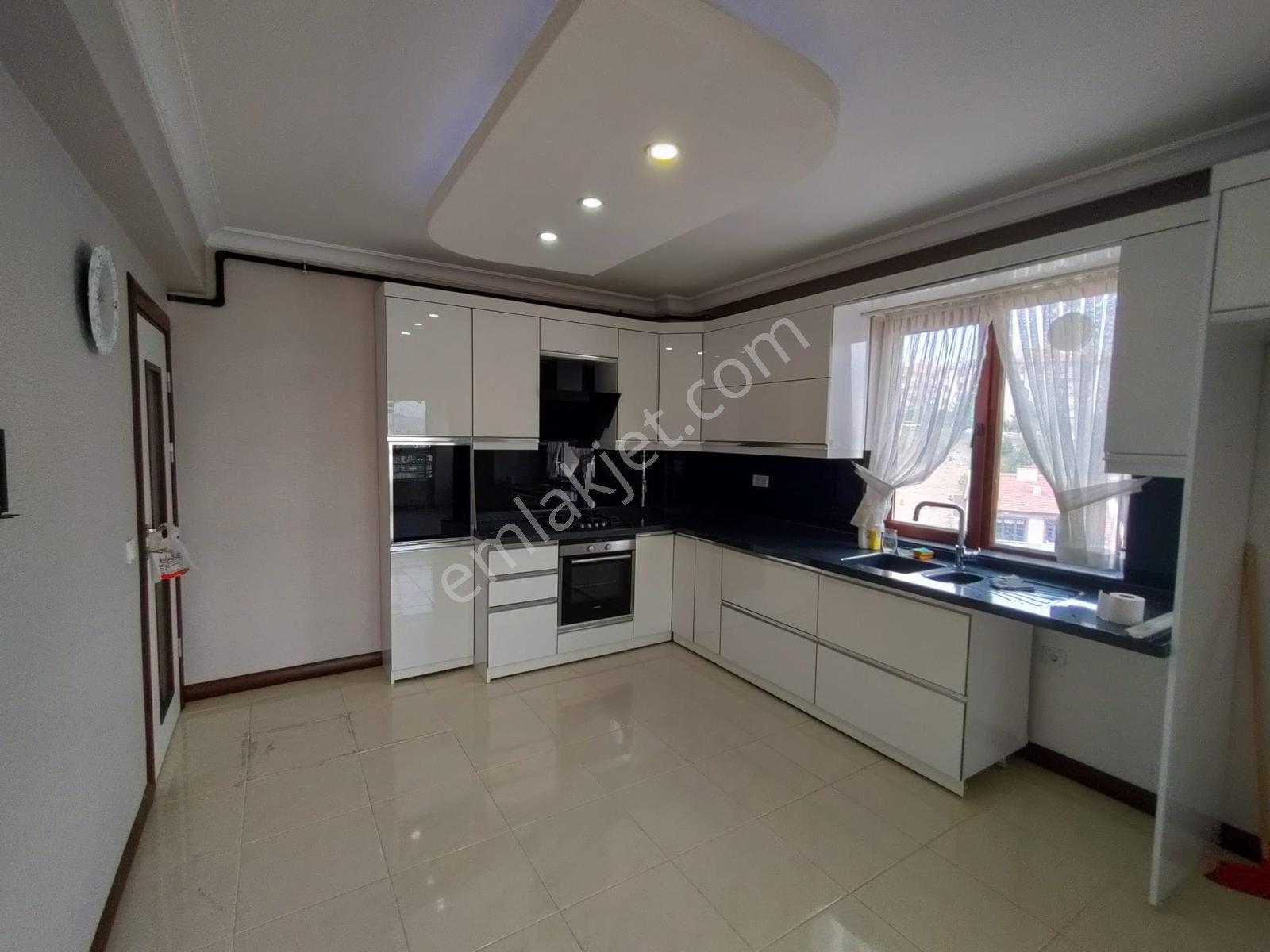 Ful Yapılı Manzaralı Cadde Kenarı Satılık 4+1 Daire — fotoğraf 3