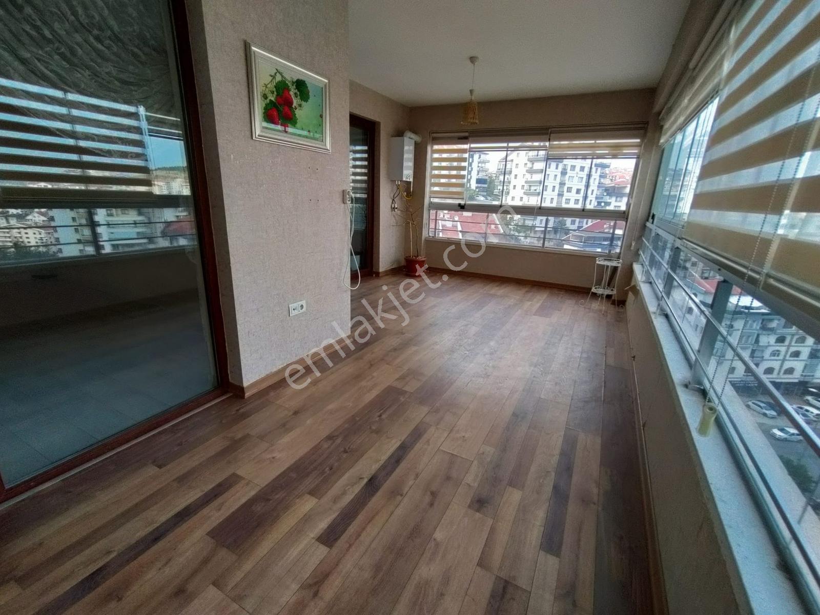 Ful Yapılı Manzaralı Cadde Kenarı Satılık 4+1 Daire — fotoğraf 18