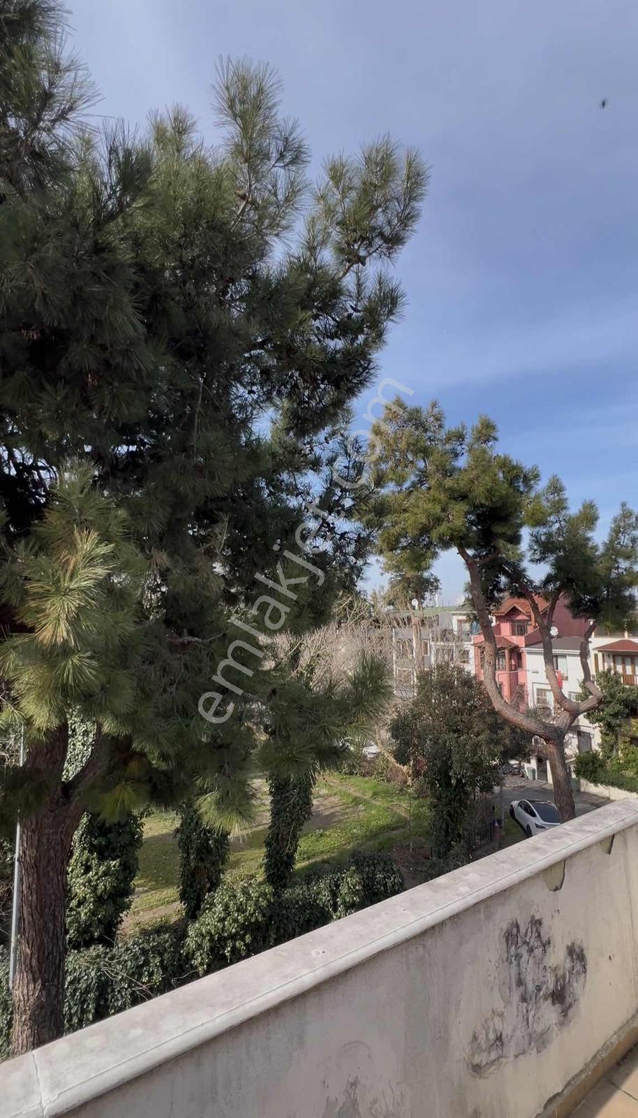Florya Basınköy'De Satılık Ormana Açılan Bahçeli Villa