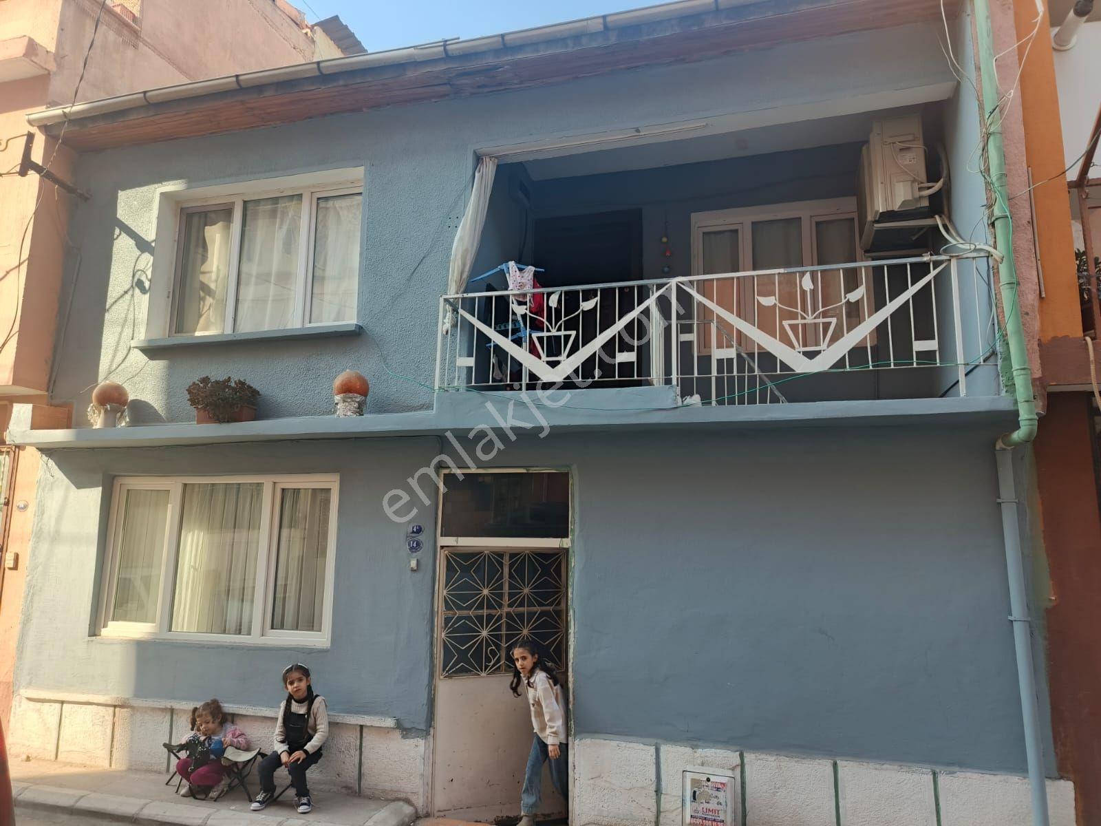 İzmir Karabağlarda 1 Ev Fiyatina İki Katlı Bina