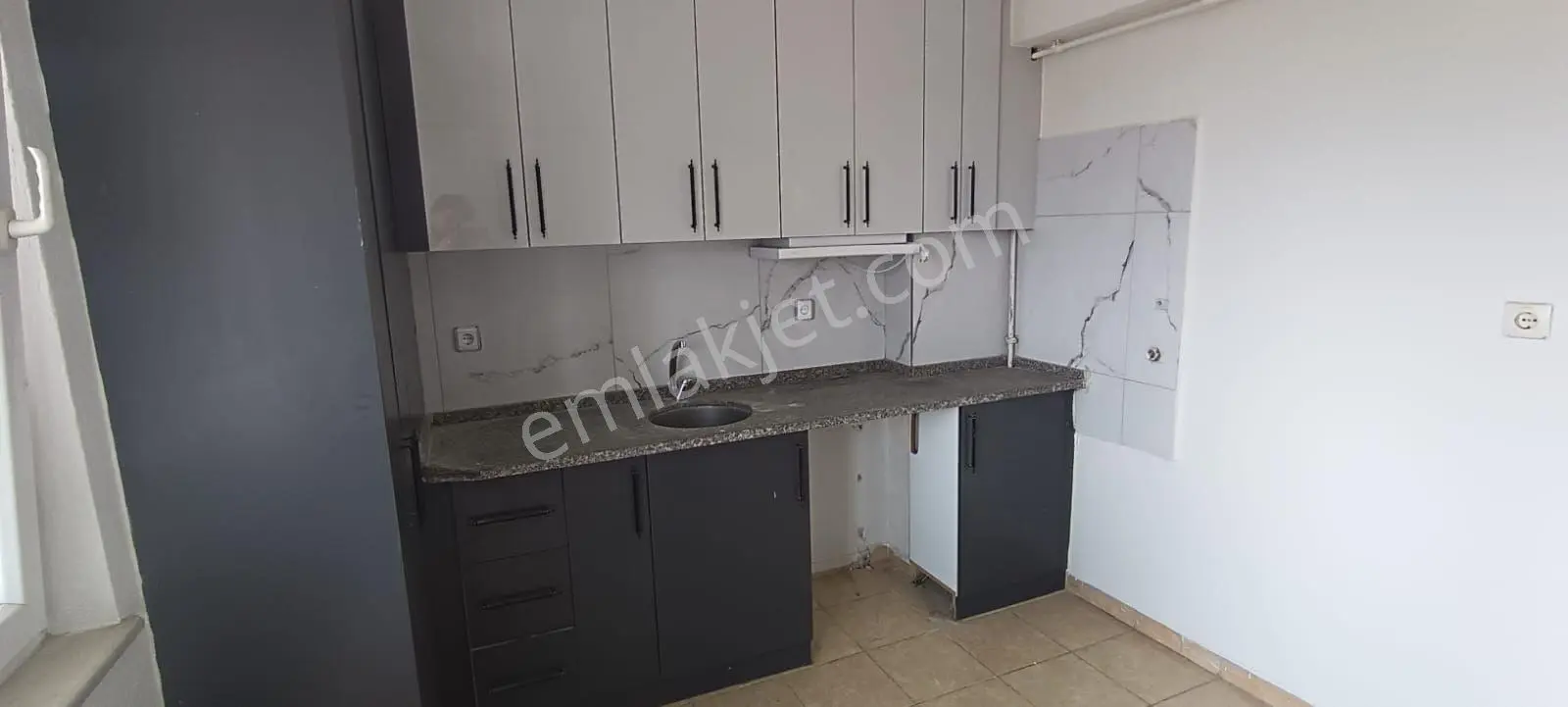 Ender Uysal Gayrimenkulden Kınıklı Bursa Caddesinde Satılık Asansörlü 2+1 Uygun...