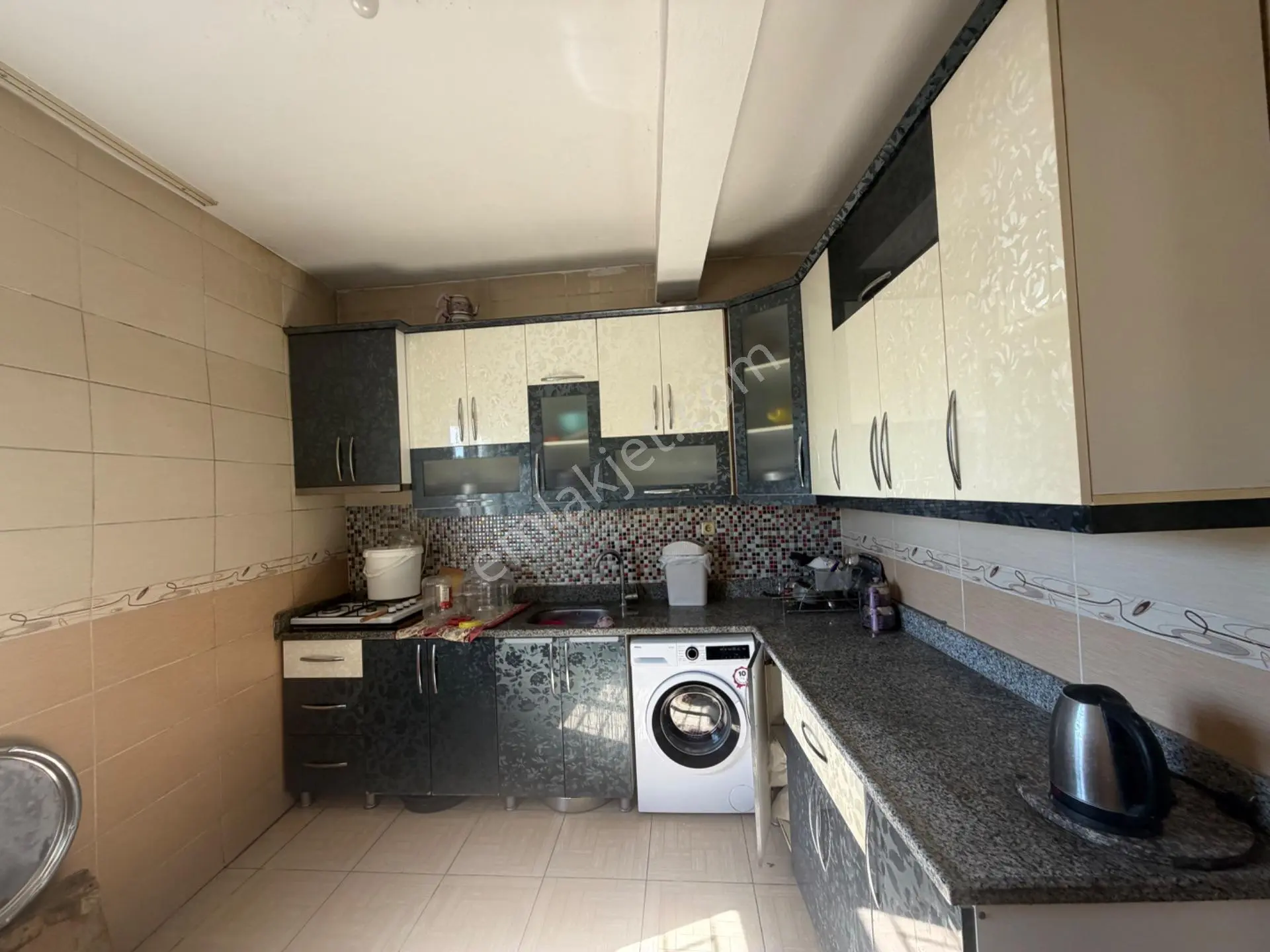 Güven Emlak’tan Mithatpaşa’da Nadir Fırsat! 3 Daire + Dükkan Tek Tapuda — fotoğraf 9