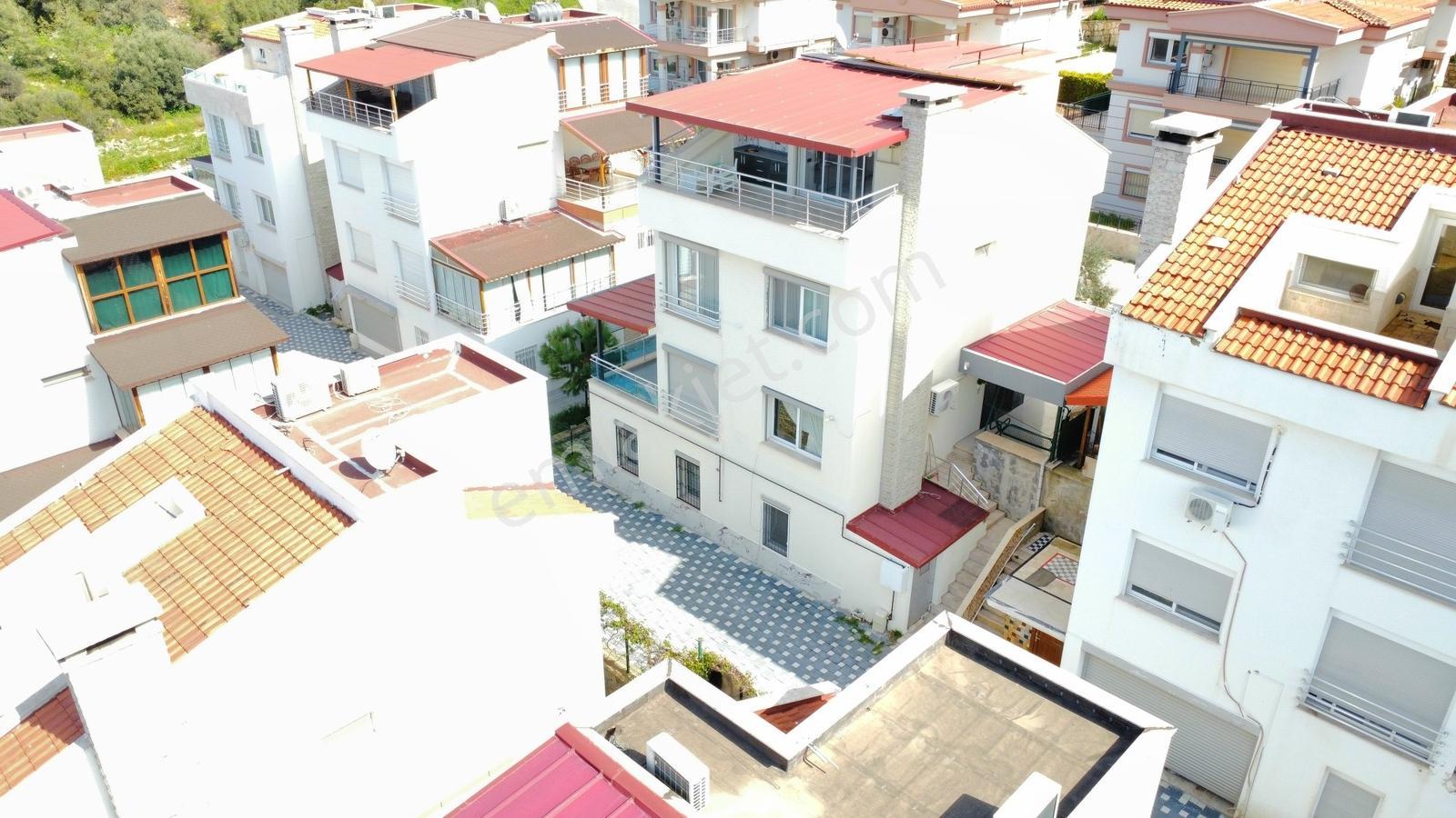 Kuşadası Marina Bölgesinde Deniz Manzaralı Geniş Satılık Villa — fotoğraf 7