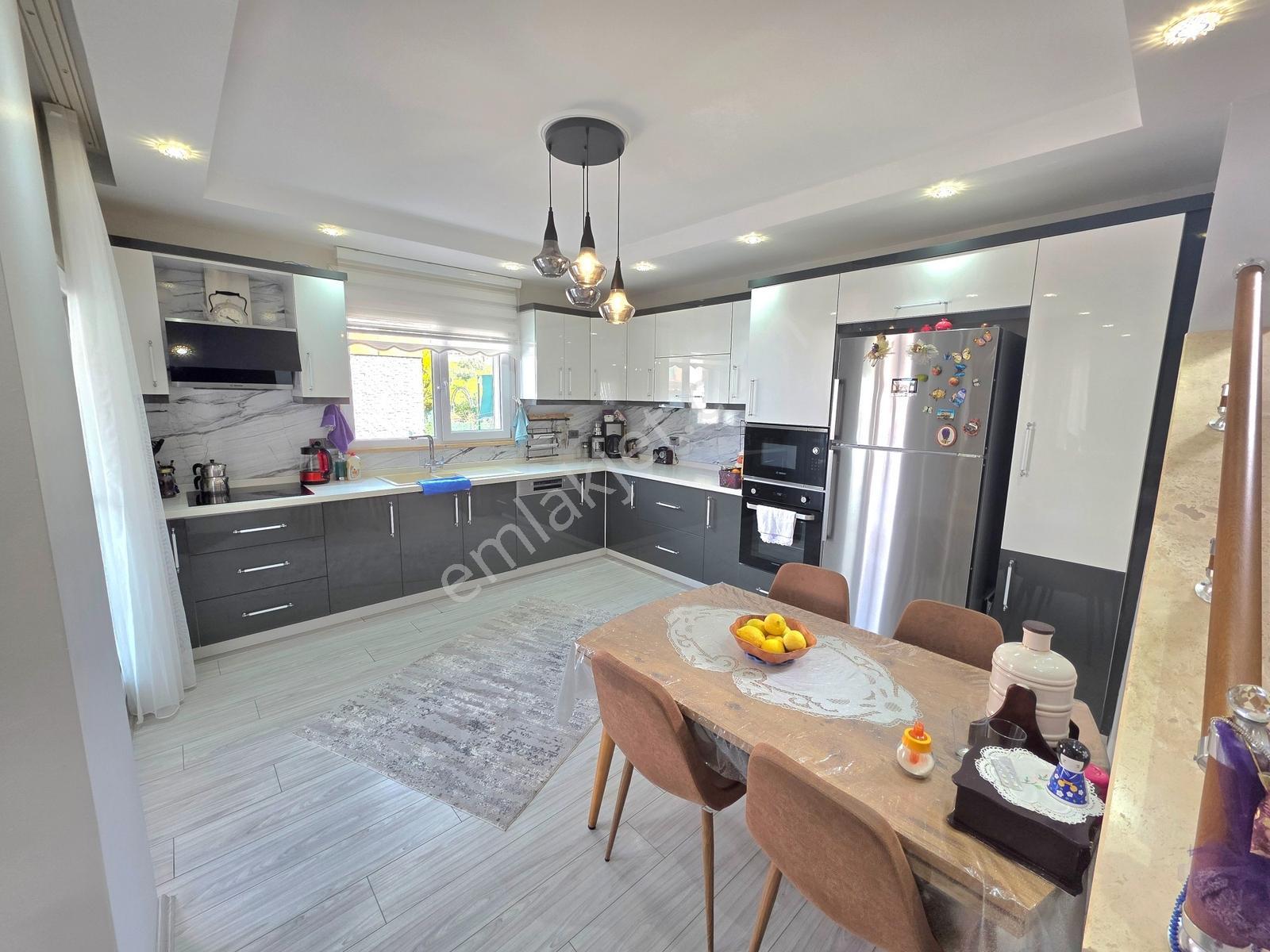 Kuşadası Marina Bölgesinde Deniz Manzaralı Geniş Satılık Villa — fotoğraf 11