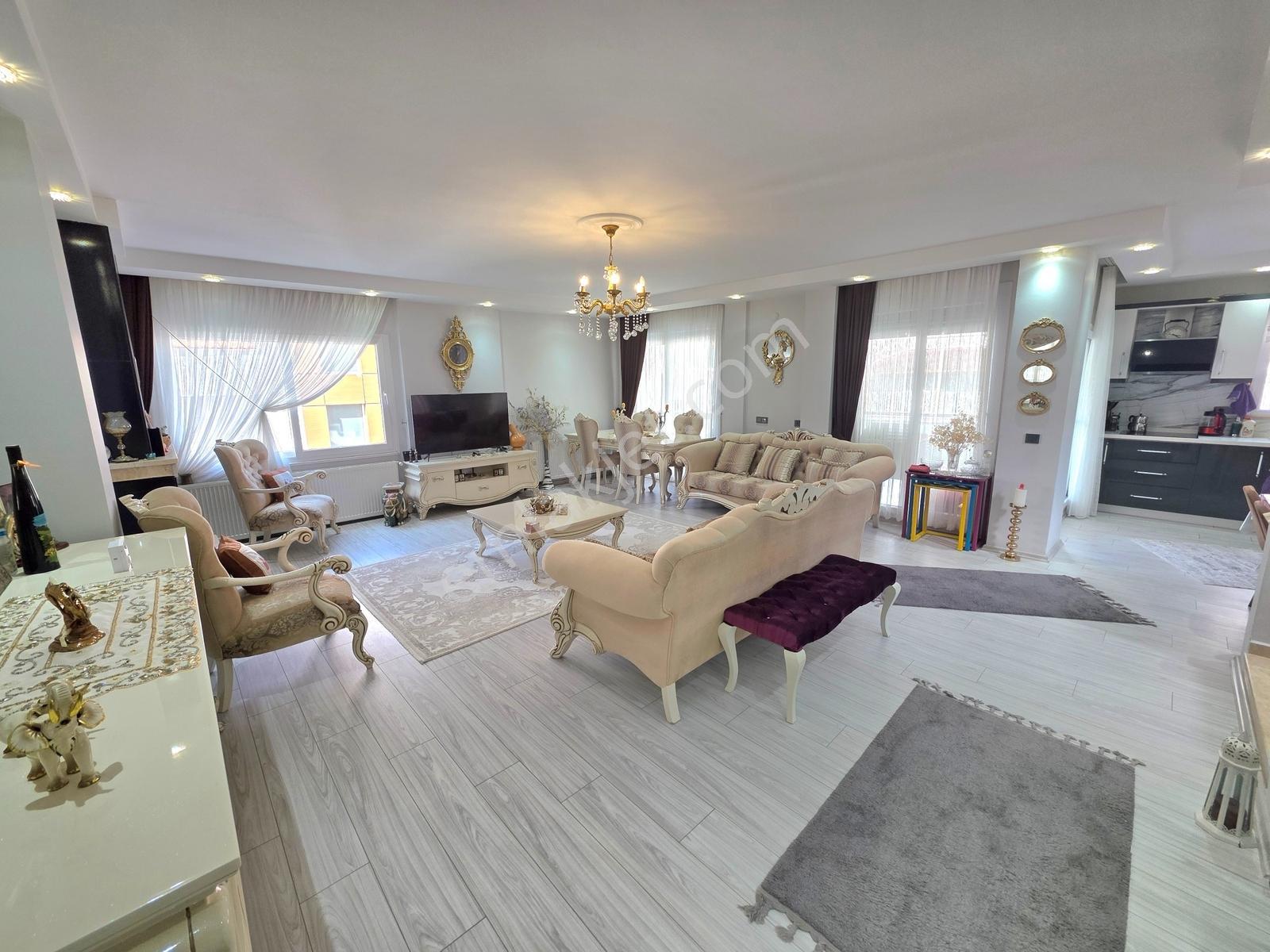 Kuşadası Marina Bölgesinde Deniz Manzaralı Geniş Satılık Villa — fotoğraf 12
