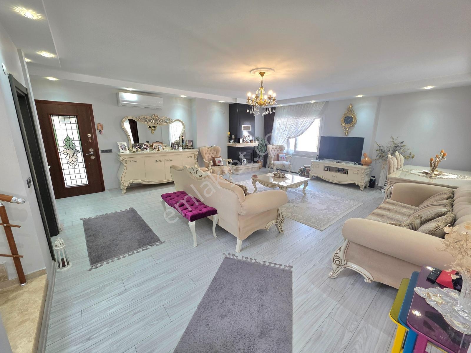 Kuşadası Marina Bölgesinde Deniz Manzaralı Geniş Satılık Villa — fotoğraf 16