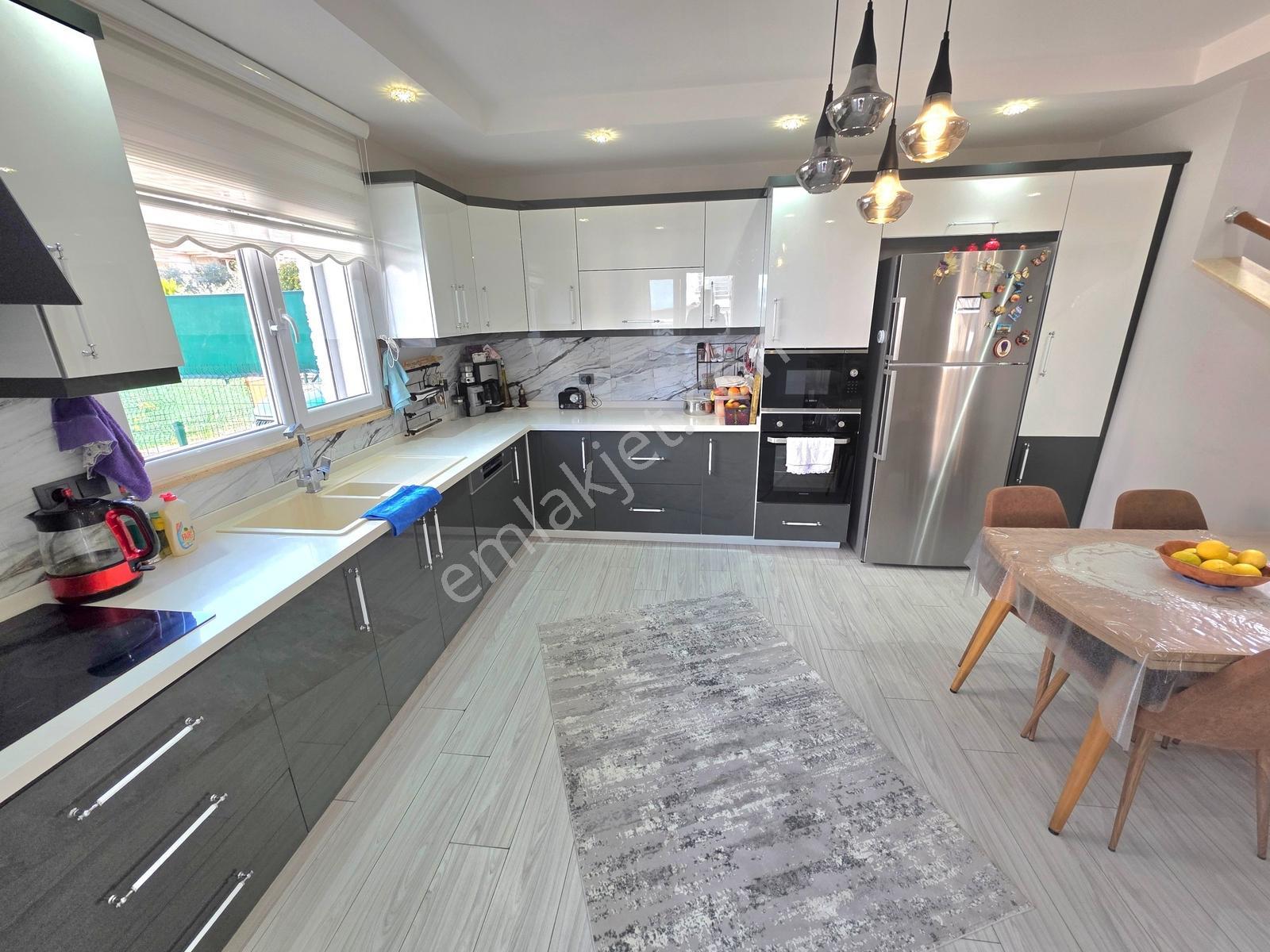 Kuşadası Marina Bölgesinde Deniz Manzaralı Geniş Satılık Villa — fotoğraf 19