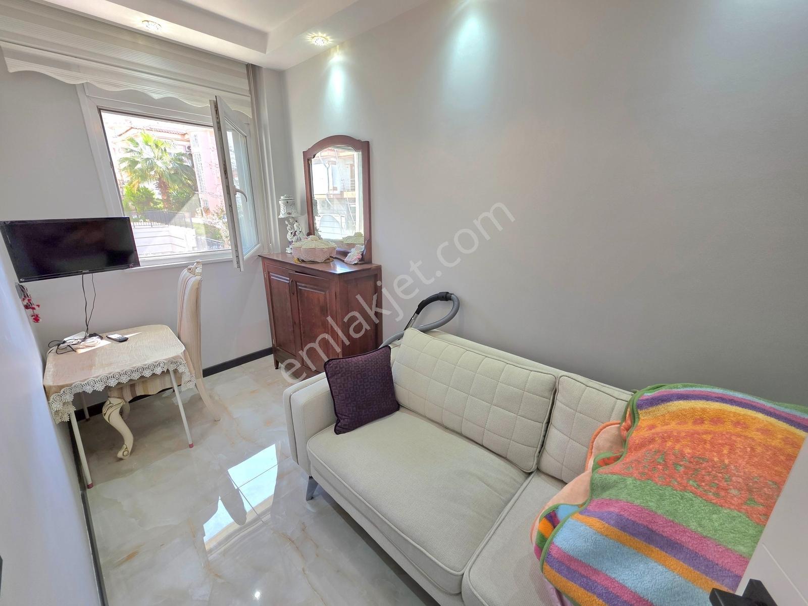 Kuşadası Marina Bölgesinde Deniz Manzaralı Geniş Satılık Villa — fotoğraf 21