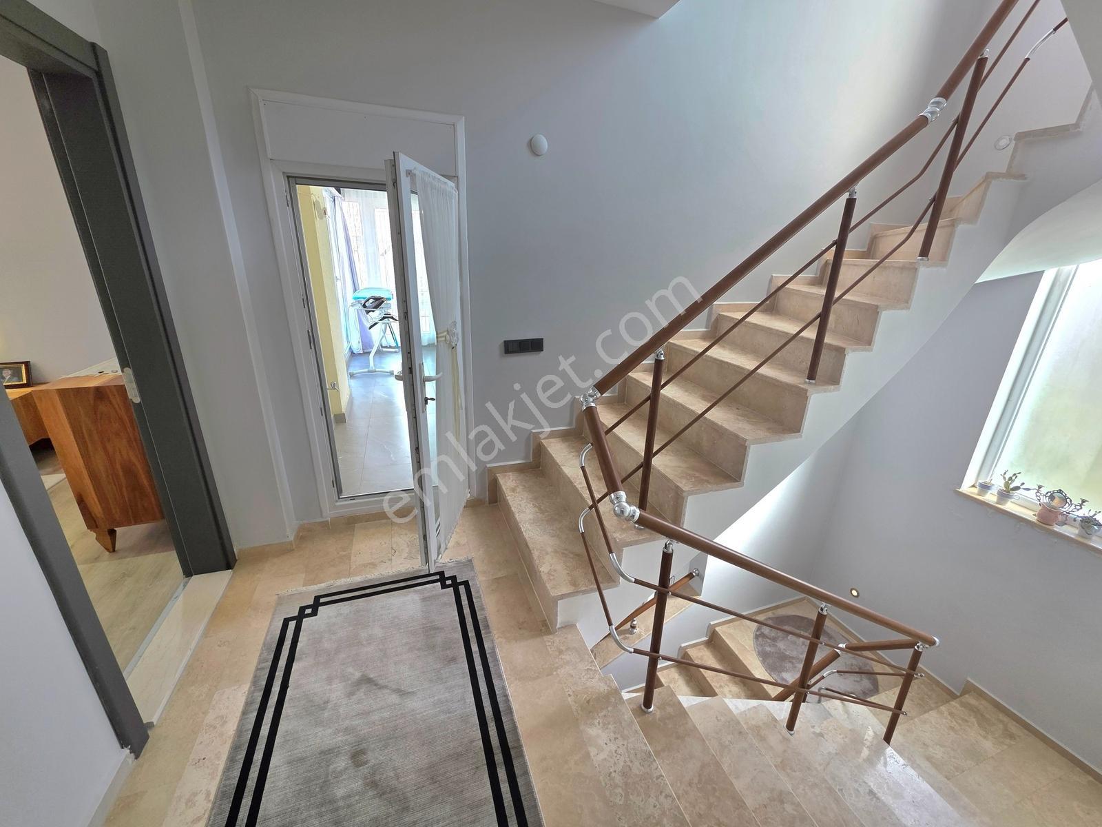 Kuşadası Marina Bölgesinde Deniz Manzaralı Geniş Satılık Villa — fotoğraf 22