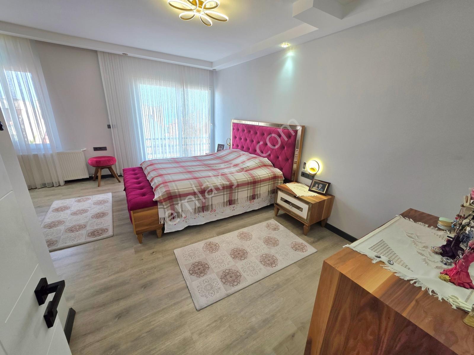Kuşadası Marina Bölgesinde Deniz Manzaralı Geniş Satılık Villa — fotoğraf 25
