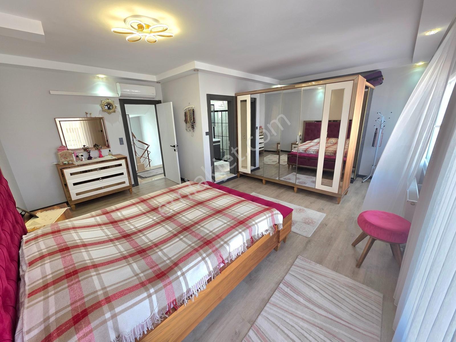 Kuşadası Marina Bölgesinde Deniz Manzaralı Geniş Satılık Villa — fotoğraf 27