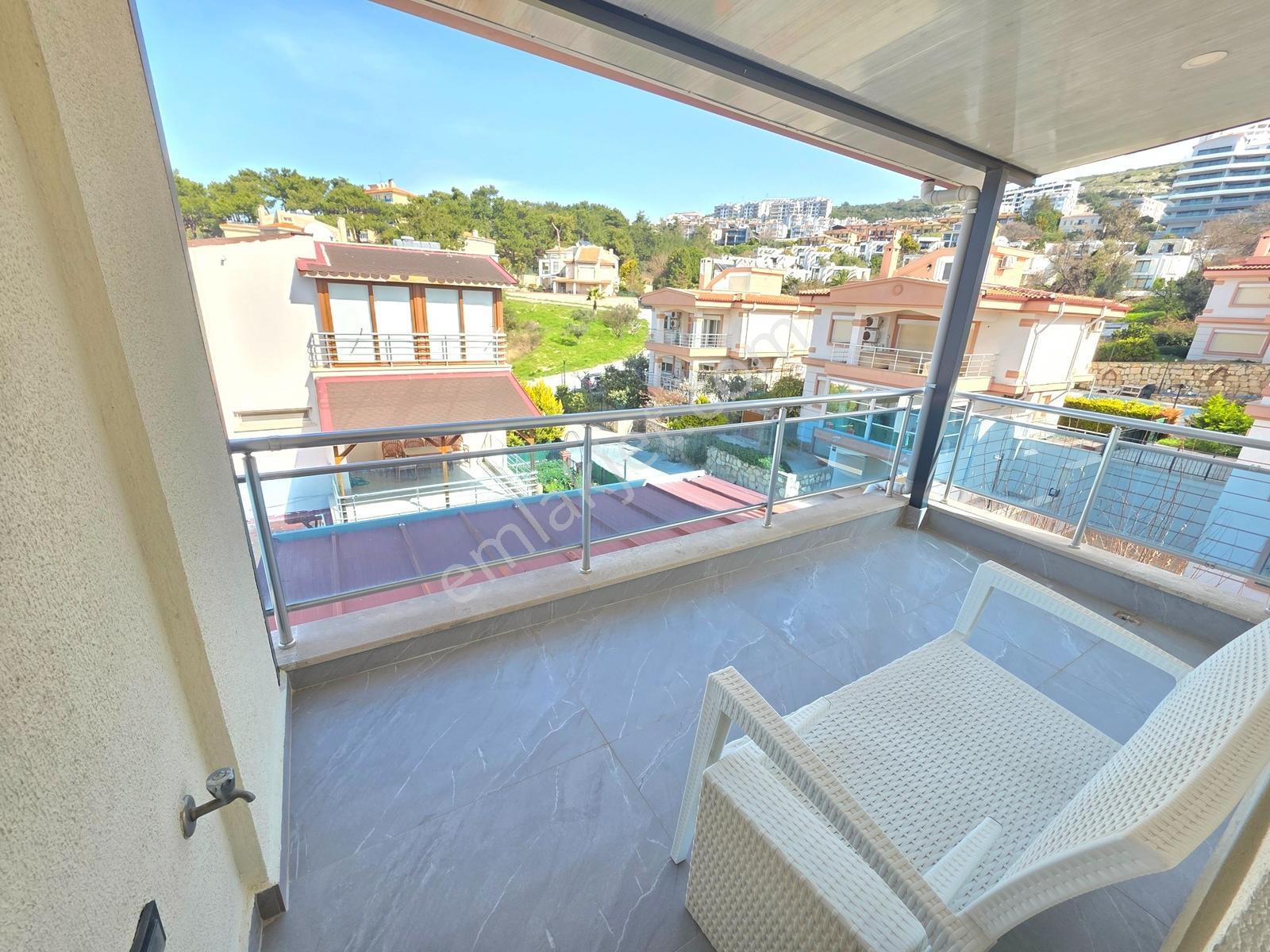 Kuşadası Marina Bölgesinde Deniz Manzaralı Geniş Satılık Villa — fotoğraf 31