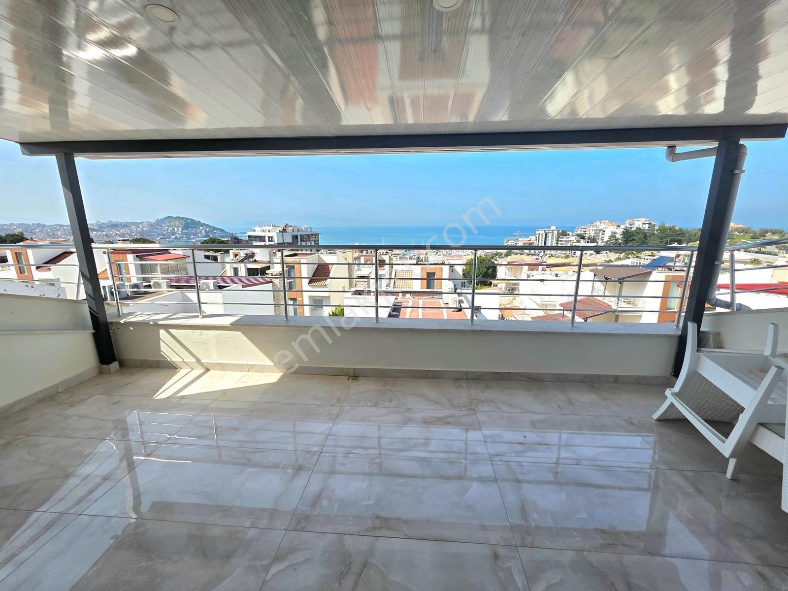 Kuşadası Marina Bölgesinde Deniz Manzaralı Geniş Satılık Villa — fotoğraf 34