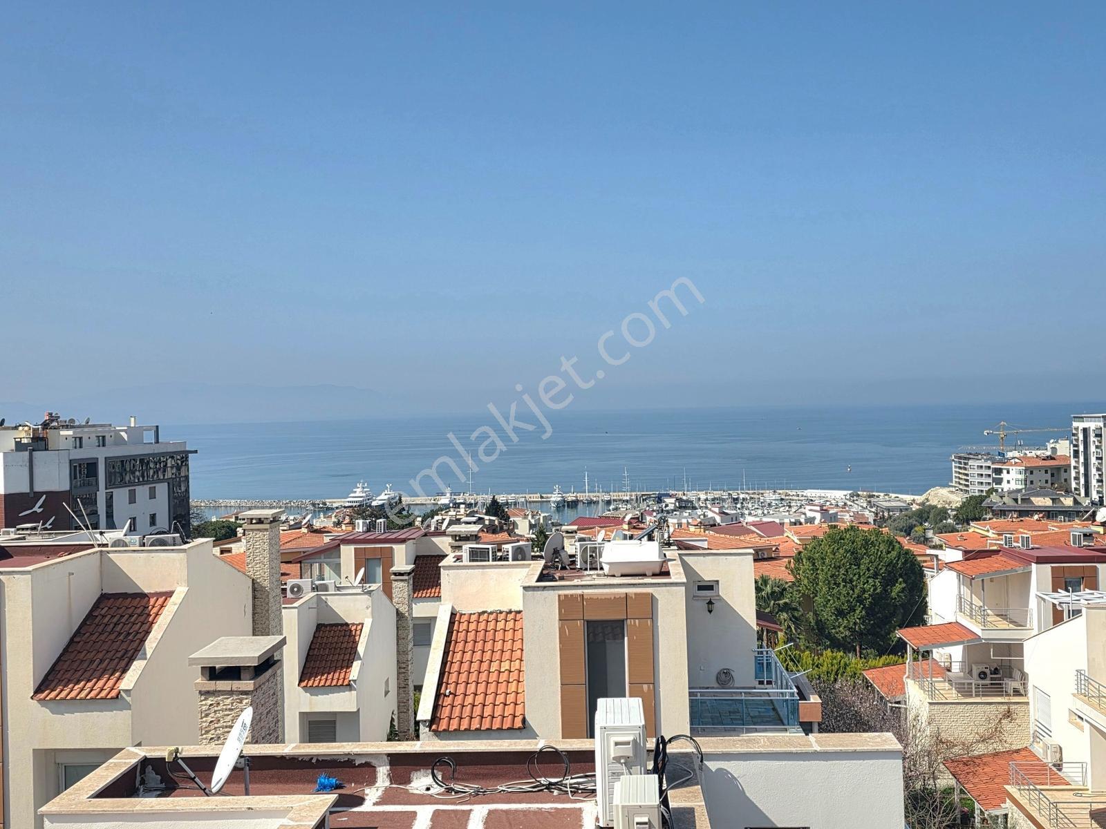 Kuşadası Marina Bölgesinde Deniz Manzaralı Geniş Satılık Villa — fotoğraf 35