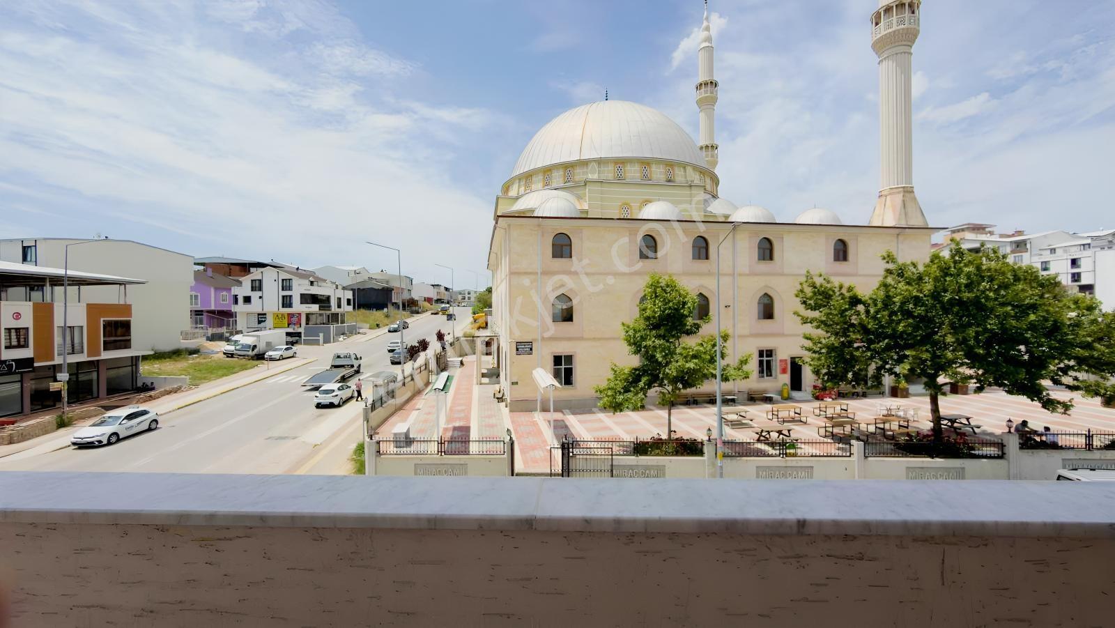 Akram'dan Güneştepe Cadde Üzeri Köşe Bina — fotoğraf 17