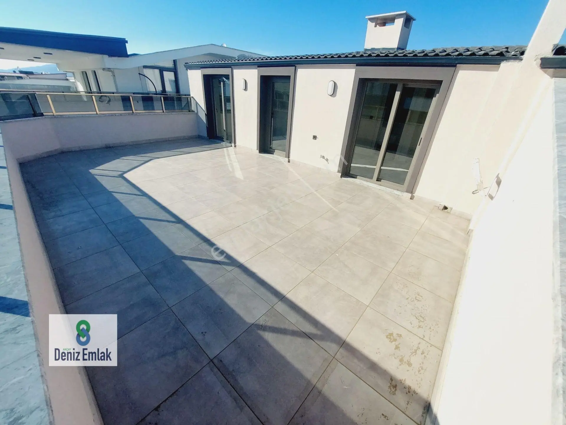 Denizden Akçayda Kapalı Otoparklı Yeni Satılık 3+1 Dubleks Daire.