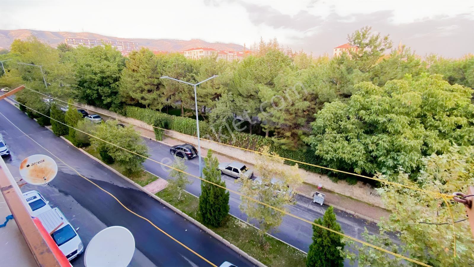 Ümit Emlak|eski Devlet Hastanesi Altı 3+1 Ara Kat 165m2 — fotoğraf 2
