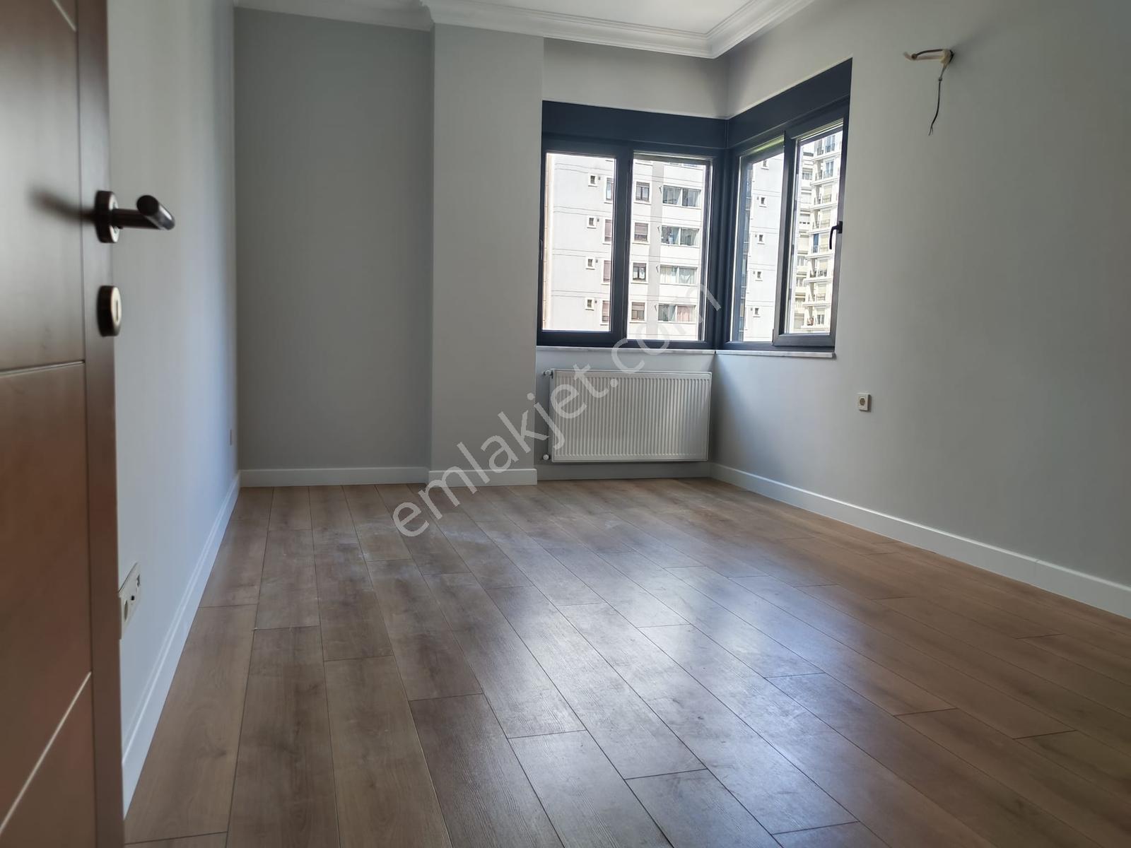 Suadiye'de Yeşillikler İçerisinde Tertemiz 3+1 — fotoğraf 3