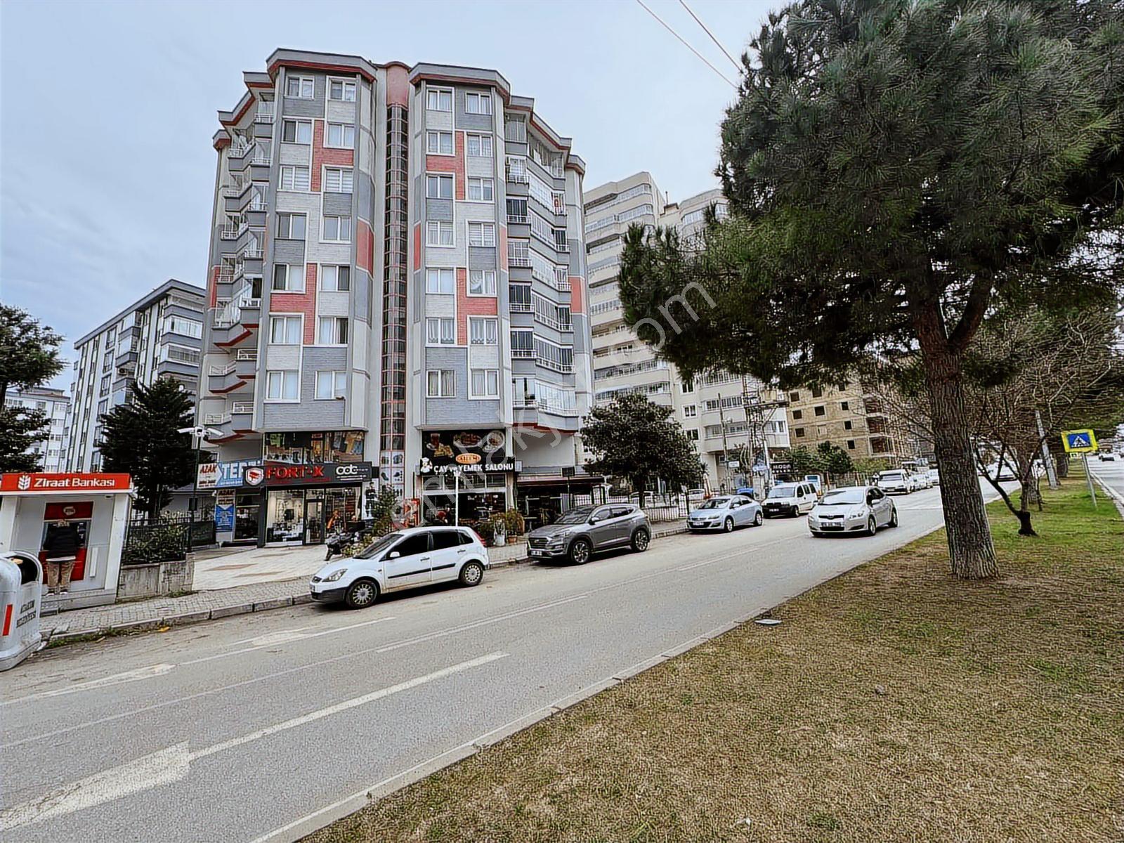 Muhteşem Konumlu Geniş Cam Balkonlu Açık Otoparklı Satılık Daire