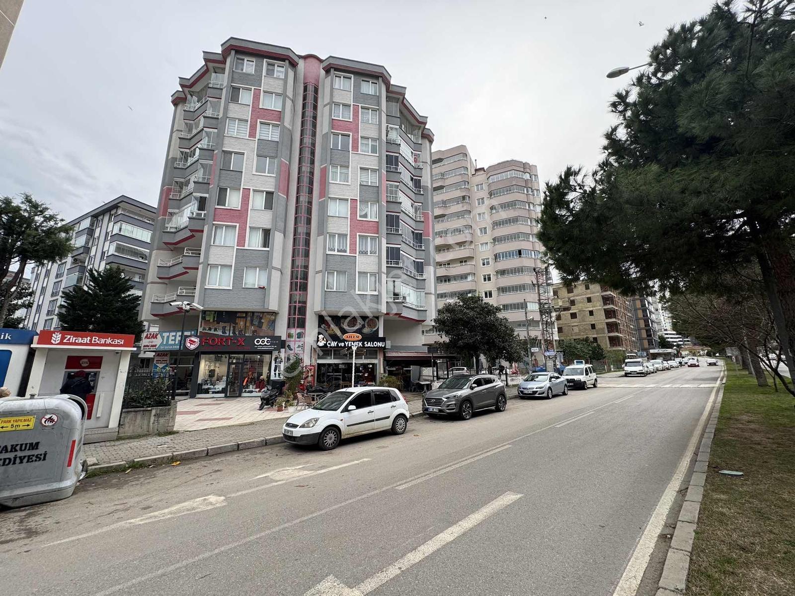 Muhteşem Konumlu Geniş Cam Balkonlu Açık Otoparklı Satılık Daire — fotoğraf 3