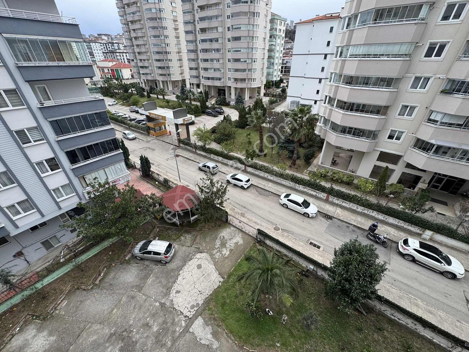 Muhteşem Konumlu Geniş Cam Balkonlu Açık Otoparklı Satılık Daire — fotoğraf 11