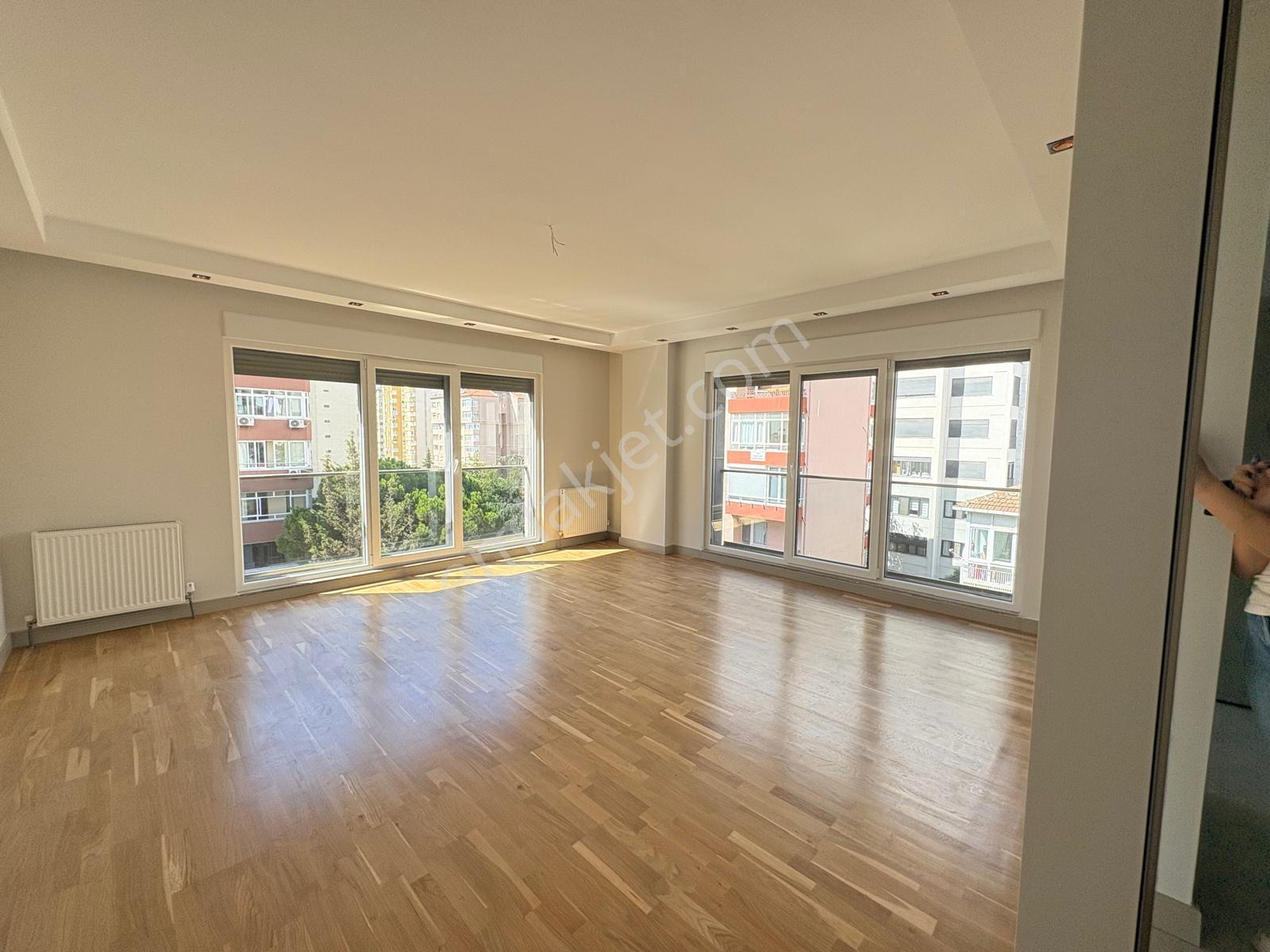 Suadiye'De Bağdat Caddesi'Ne Yakın 140 M2 Tertemiz