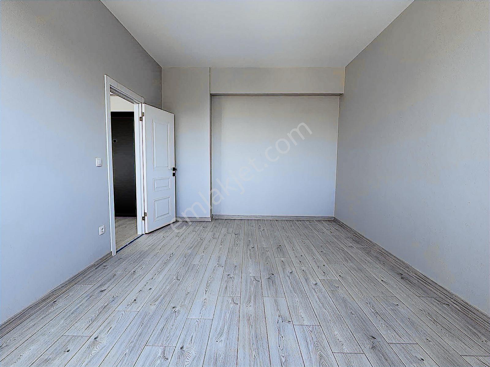 Sancaktepe Cadde Üzeri Sitede Satılık Geniş 1+1 Daire — fotoğraf 2