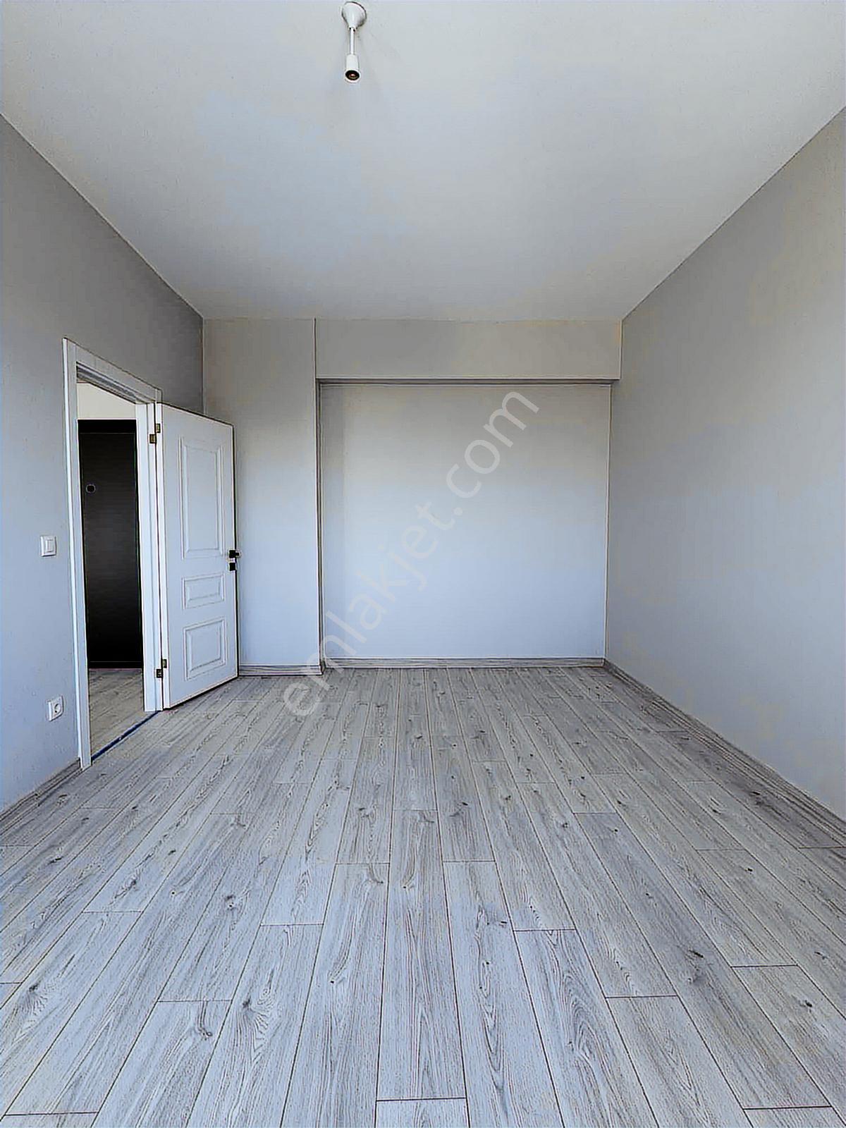 Sancaktepe Cadde Üzeri Sitede Satılık Geniş 1+1 Daire — fotoğraf 3
