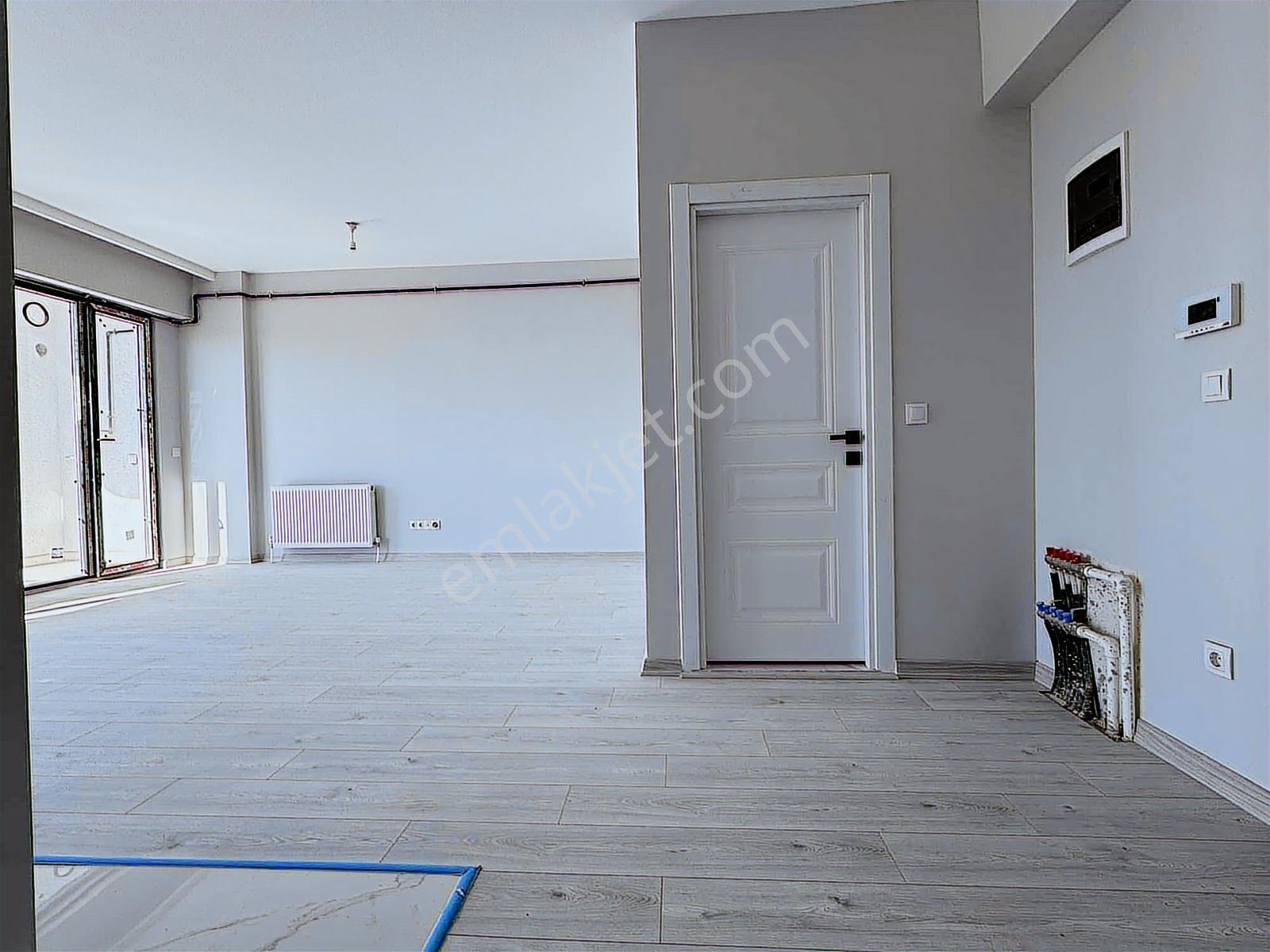Sancaktepe Cadde Üzeri Sitede Satılık Geniş 1+1 Daire — fotoğraf 6
