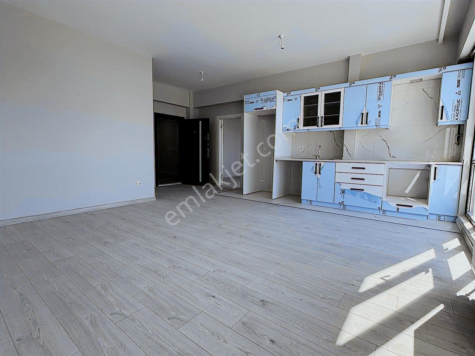 Sancaktepe Cadde Üzeri Sitede Satılık Geniş 1+1 Daire — fotoğraf 16