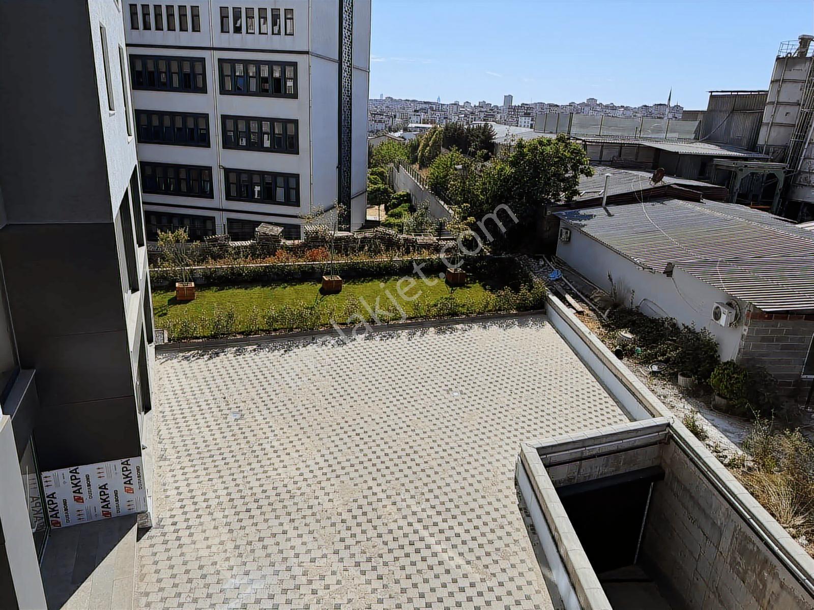 Sancaktepe Cadde Üzeri Sitede Satılık Geniş 1+1 Daire — fotoğraf 24